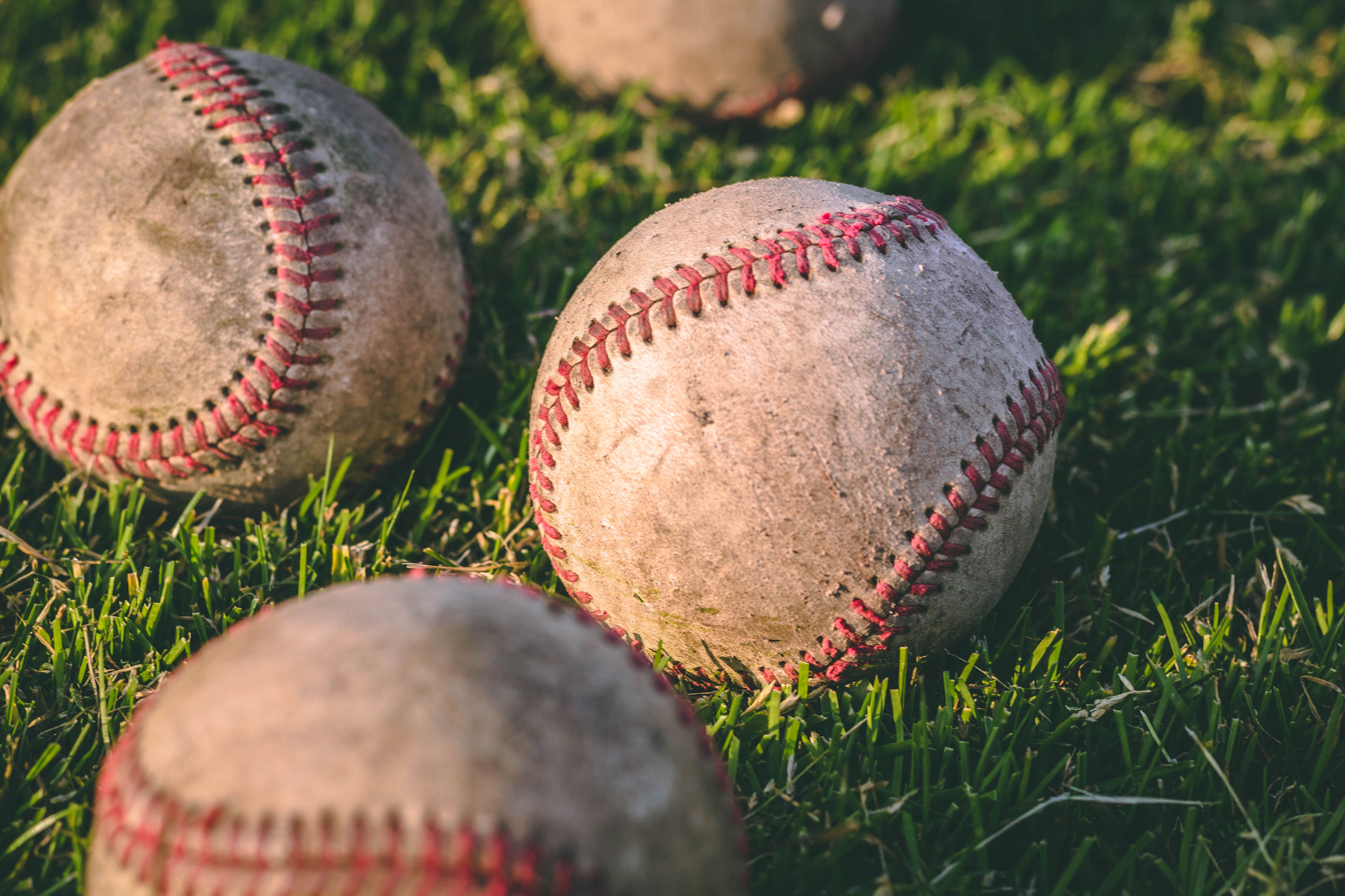 A close-up oof several baseballs | Source: Pexels