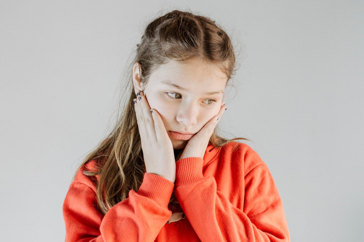 A distressed young girl | Source: Freepik