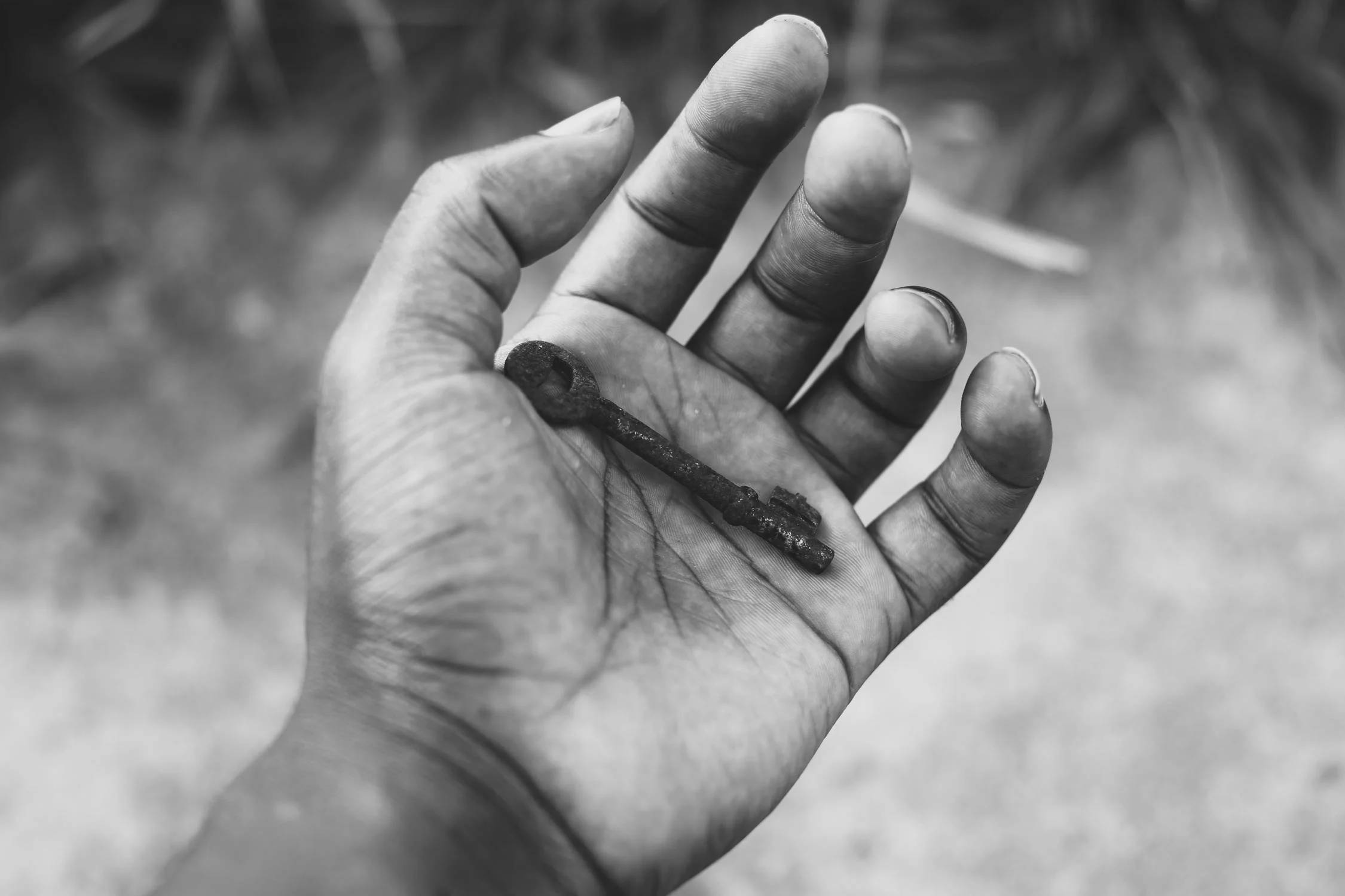 A man holding a rusty key | Source: Pexels