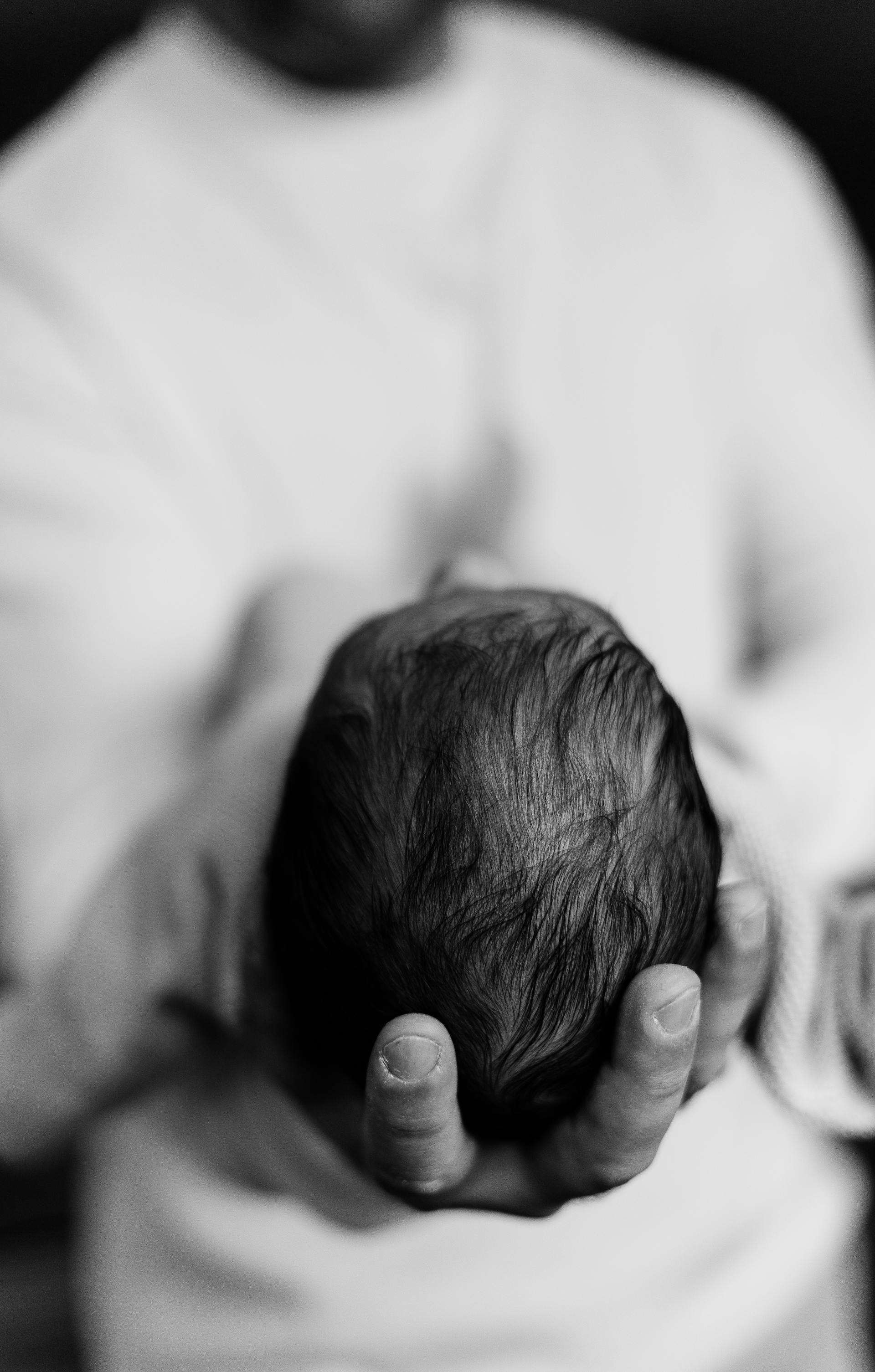 A man holding a newborn baby | Source: Pexels