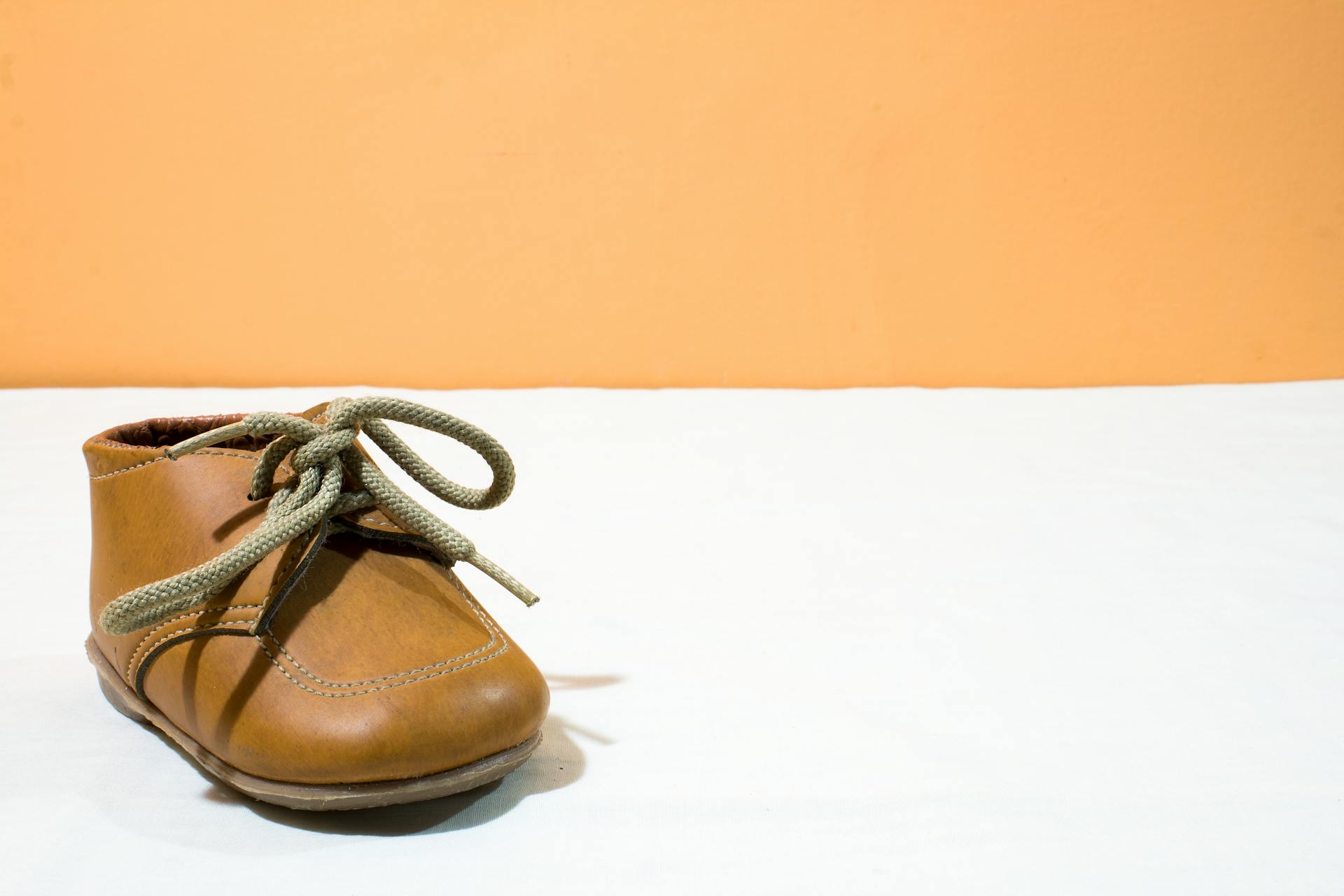 A brown baby shoe | Source: Pexels