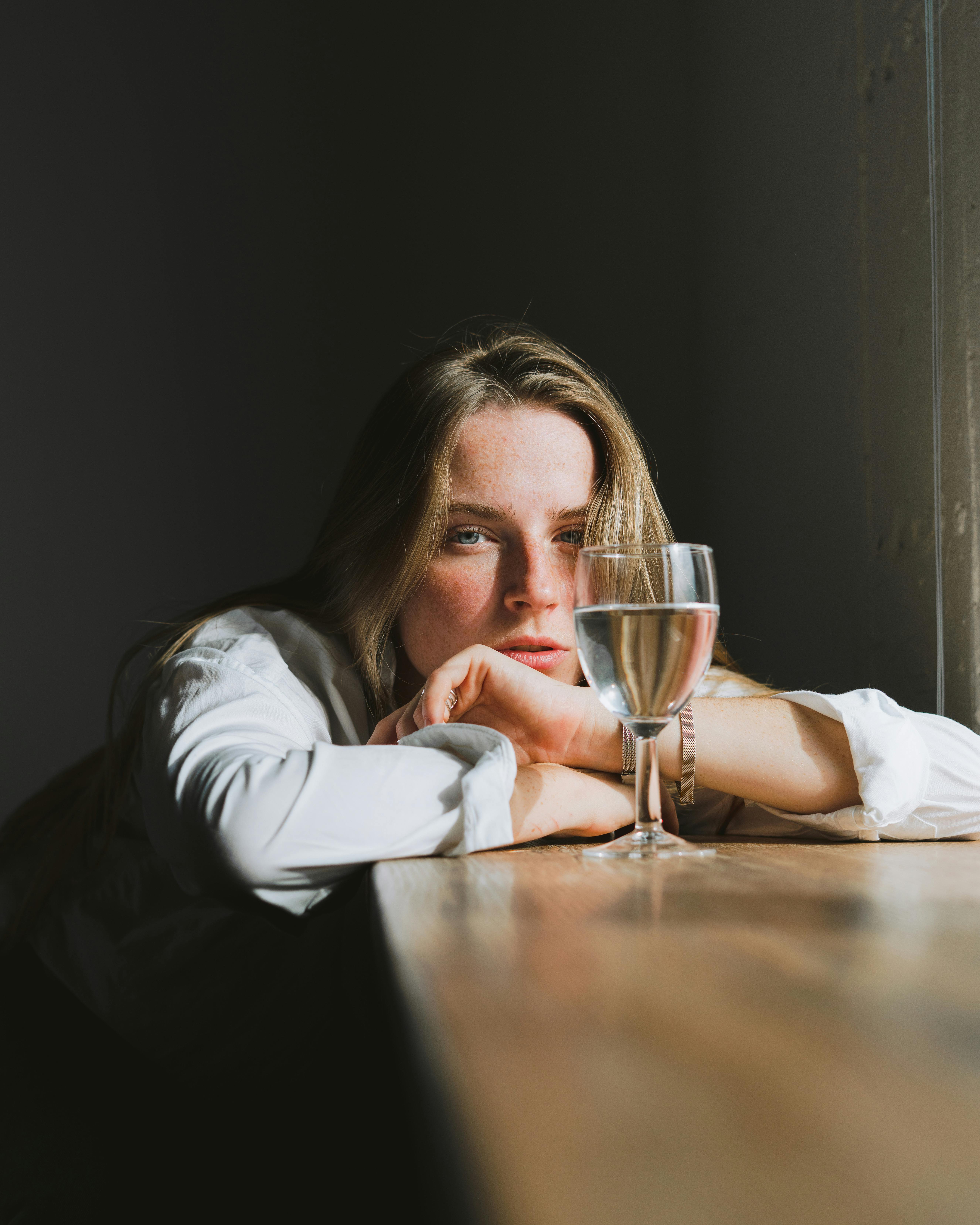 A sad woman drinking wine | Source: Pexels
