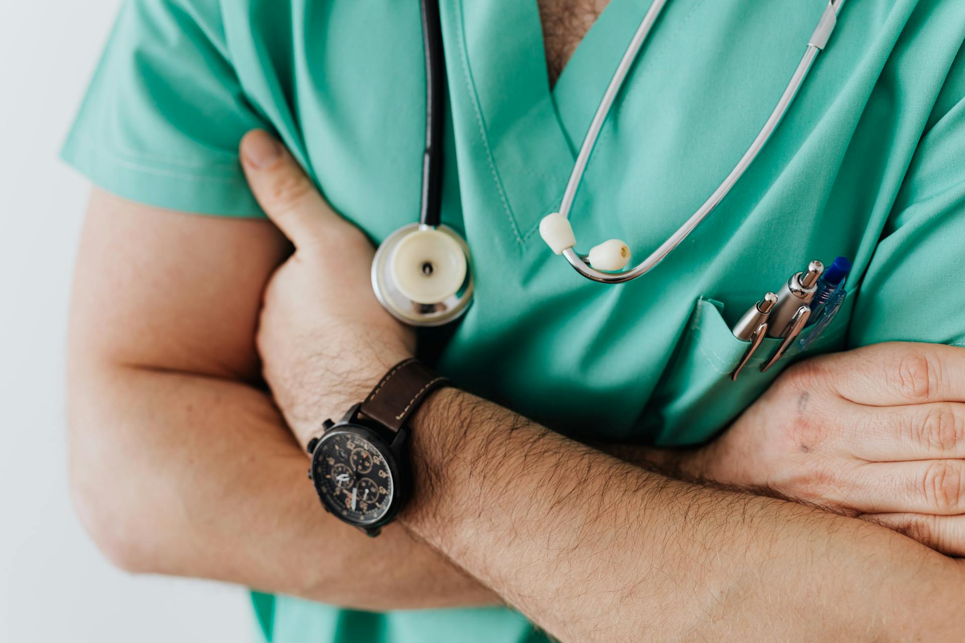 Um médico vestindo uniforme | Fonte: Pexels