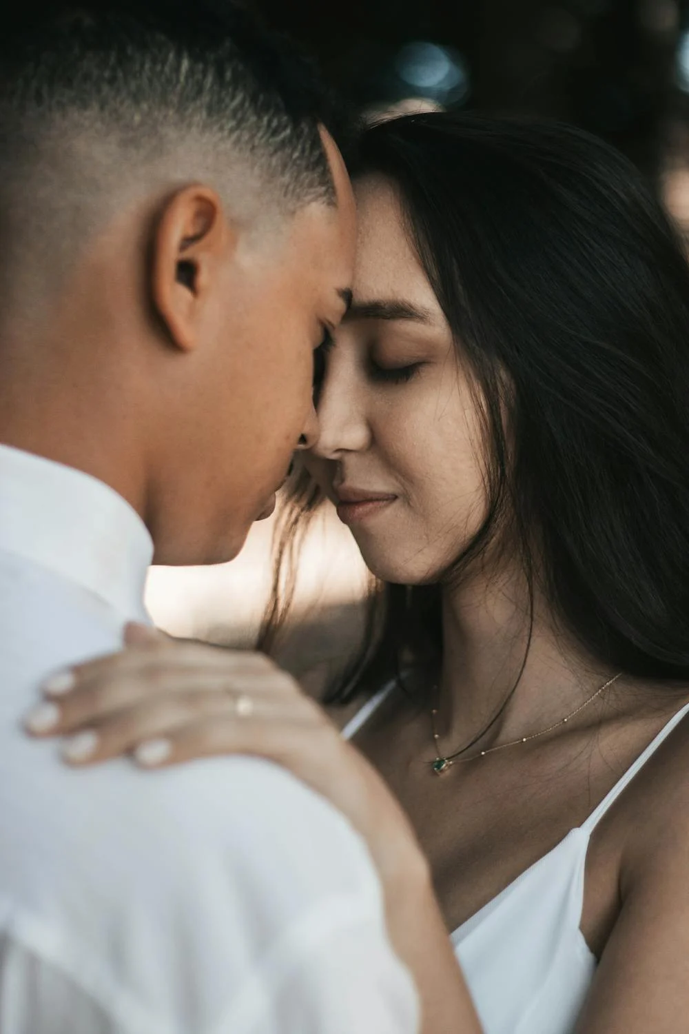 Bride and groom hugging | Source: Pexels