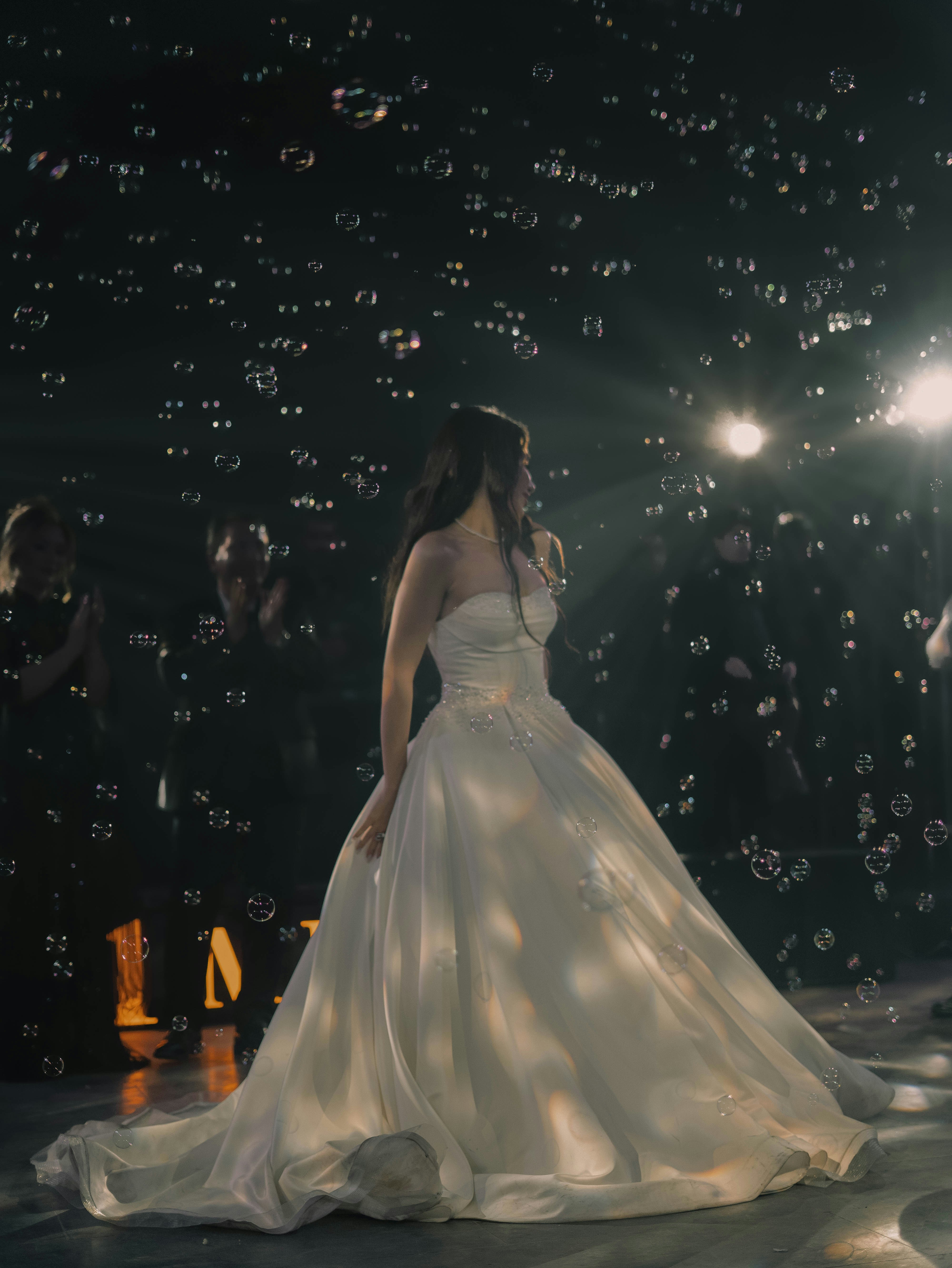Bride standing infront of a crowd of people | Source: Unsplash