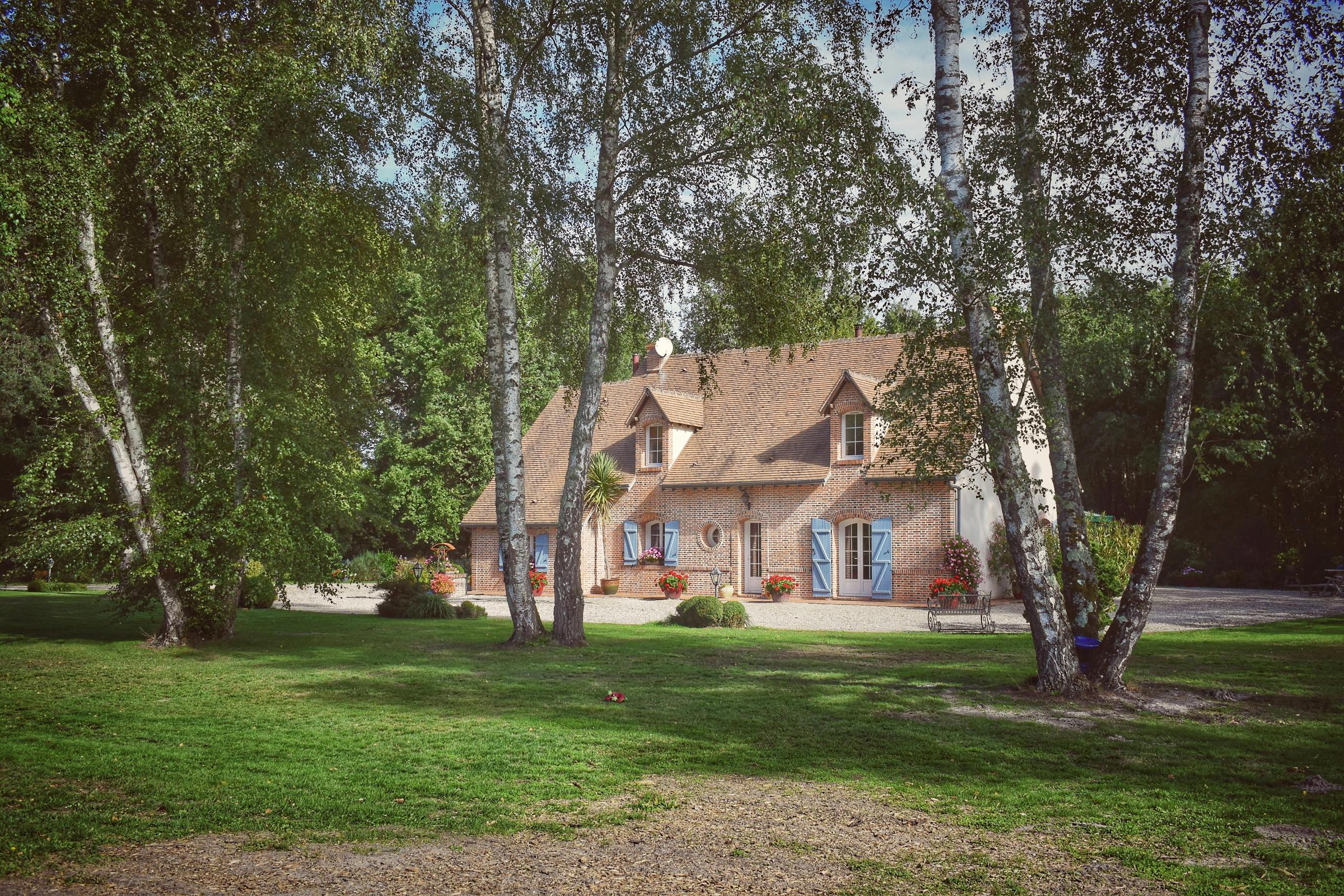 Charming countryside cottage in lush greenery | Source: Pexels