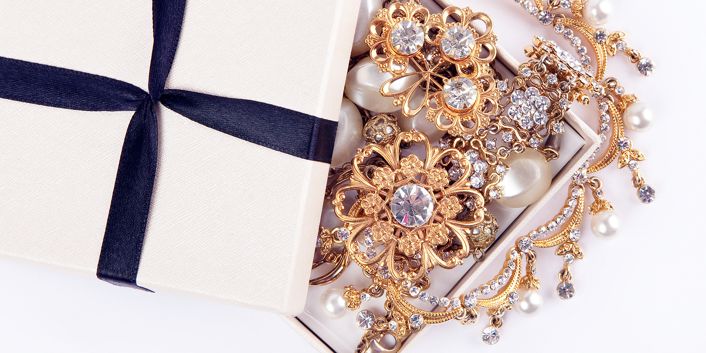 A set of gold jewelry | Source: Shutterstock