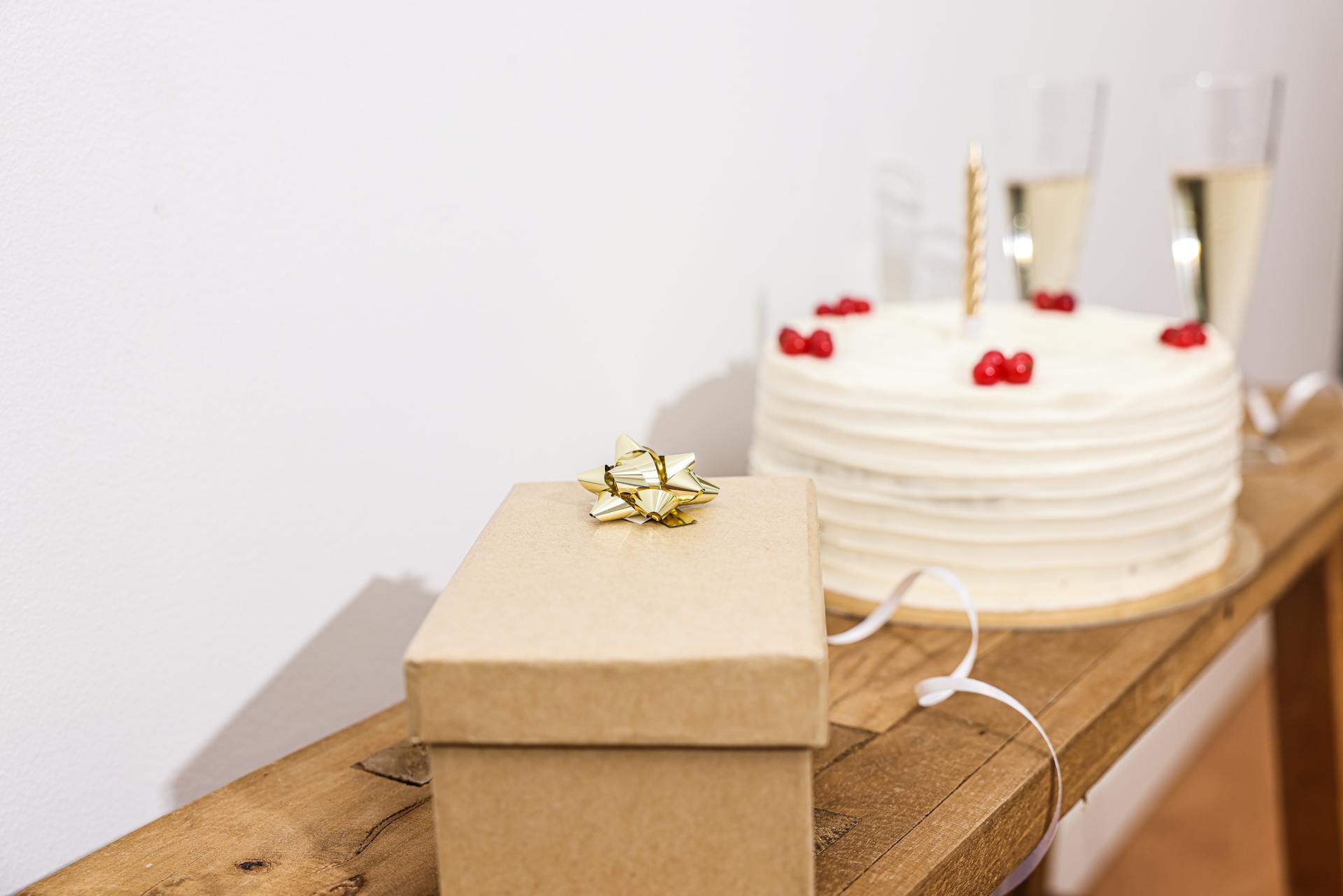 A gift beside a cake | Source: Pexels