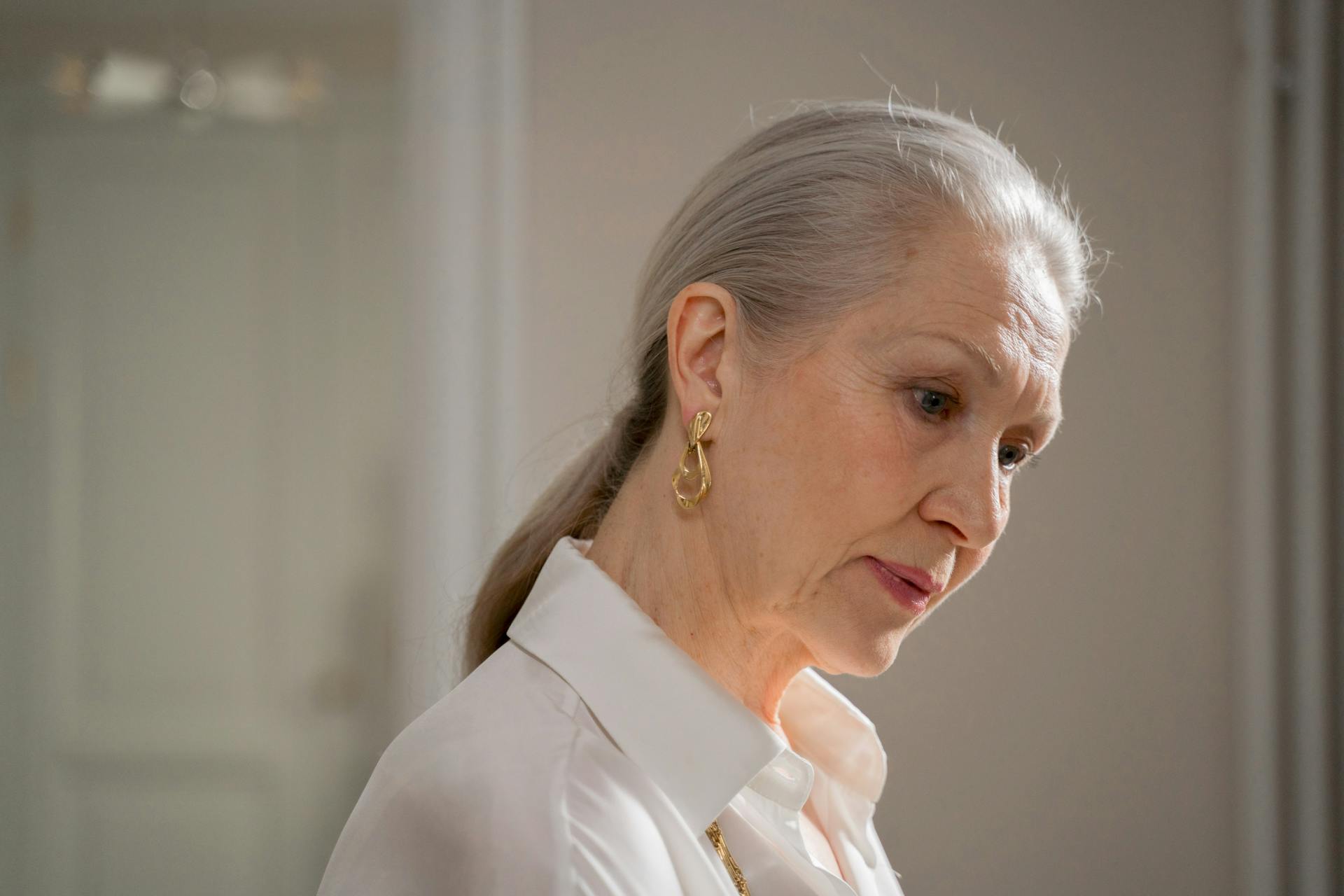 An elderly woman looking pensive | Source: Pexels