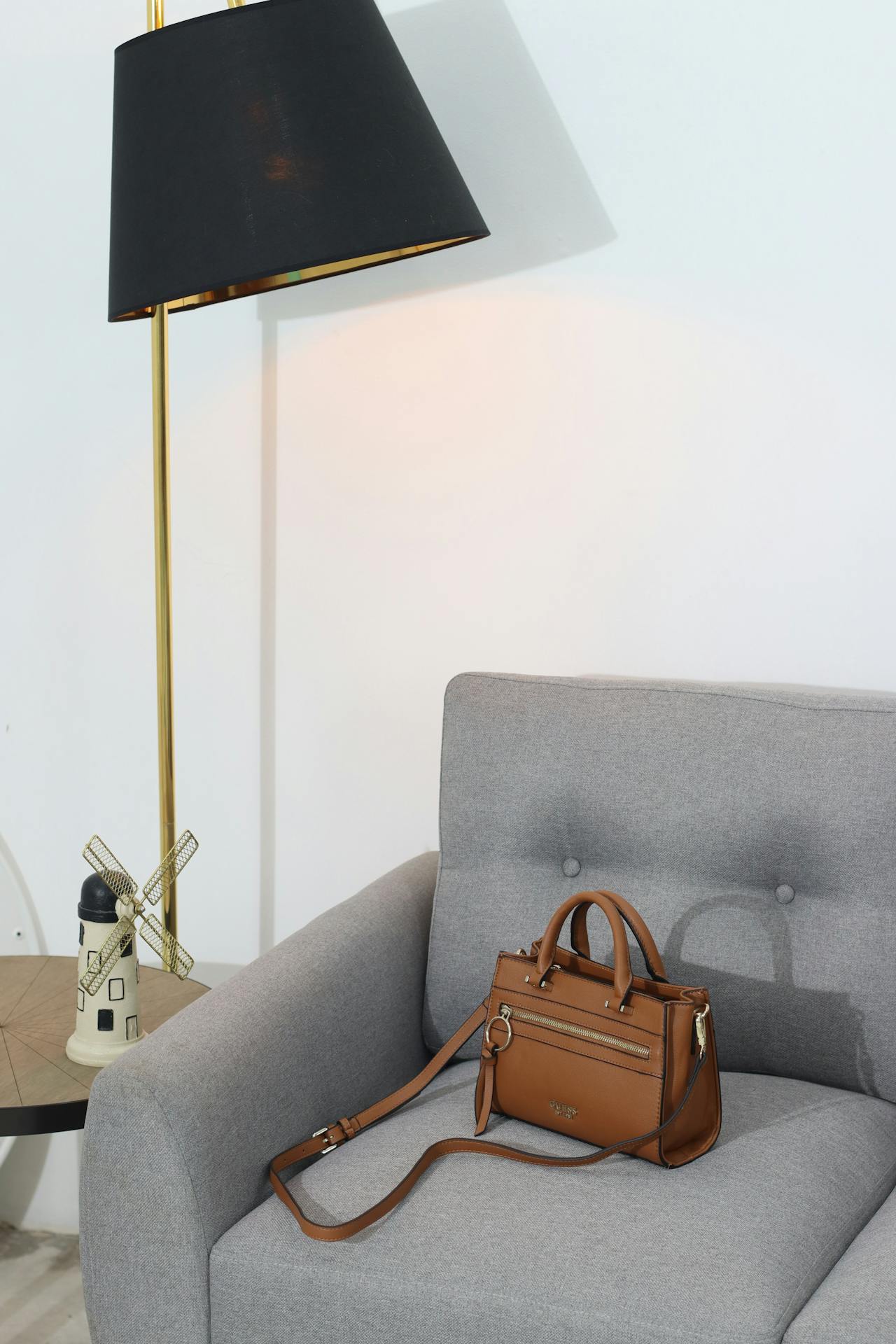 A purse on the couch | Source: Pexels