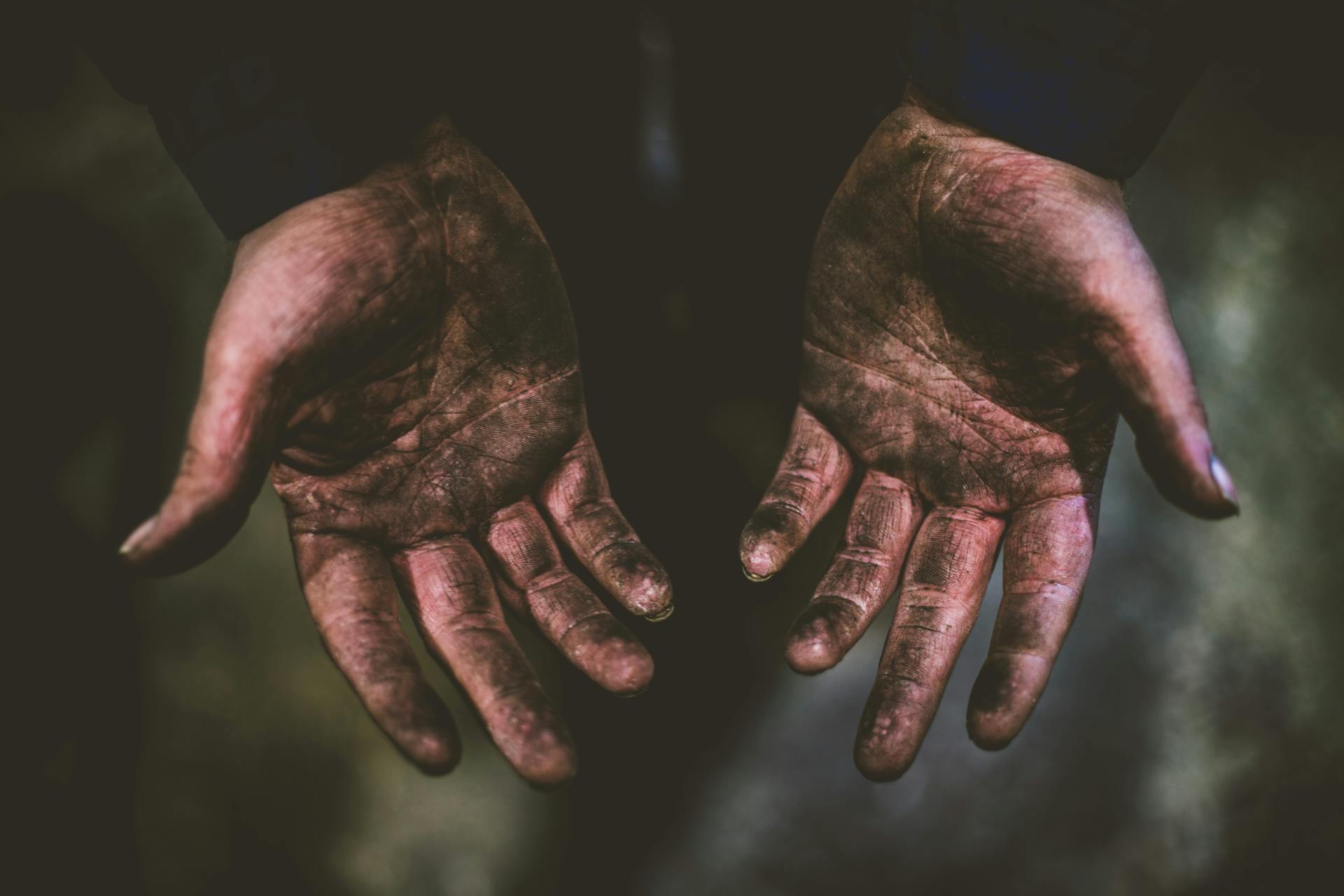 A hardworking person's soiled hands | Source: Pexels