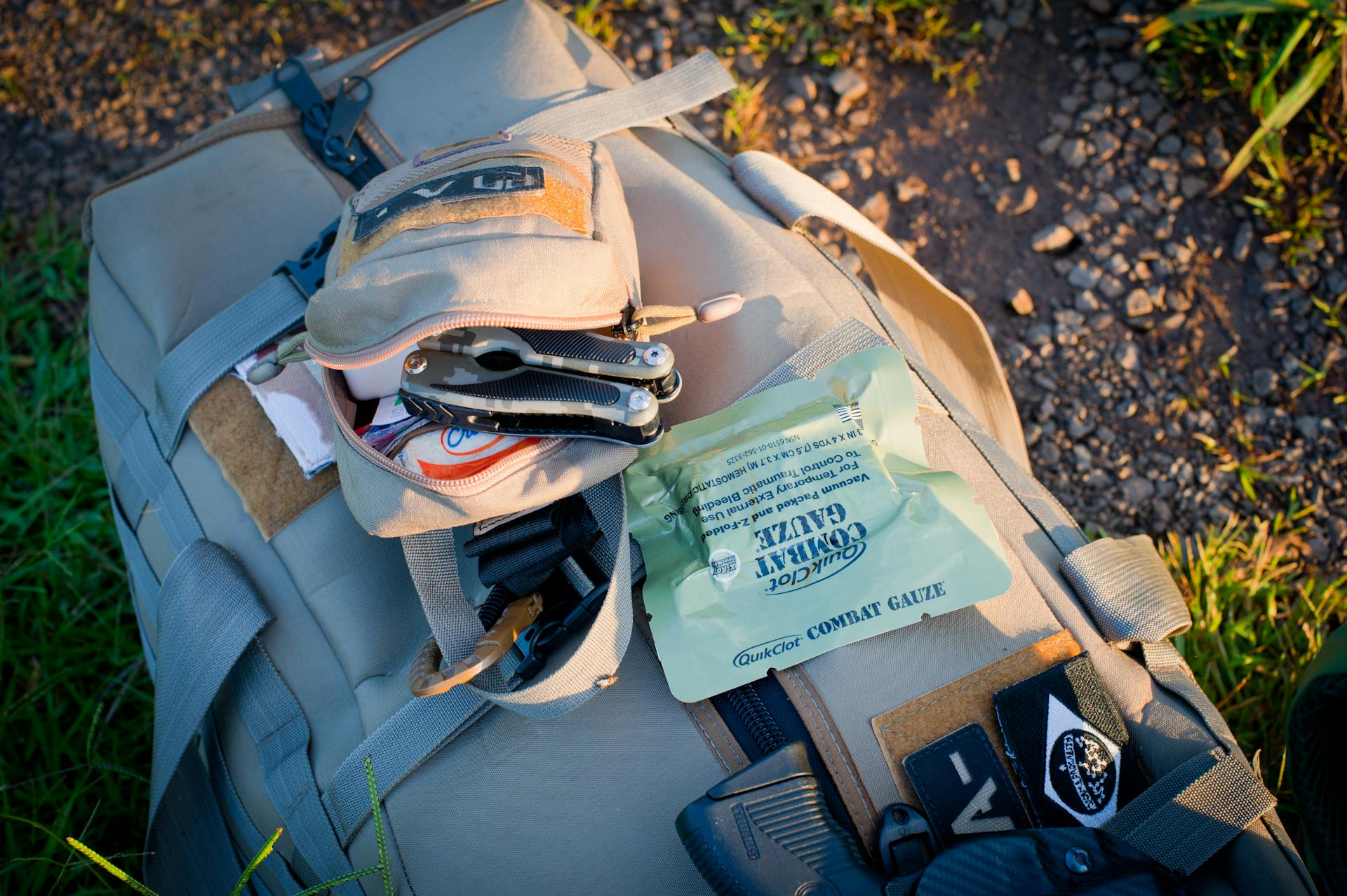 Un botiquín de primeros auxilios en una bolsa en un camping | Fuente: Pexels