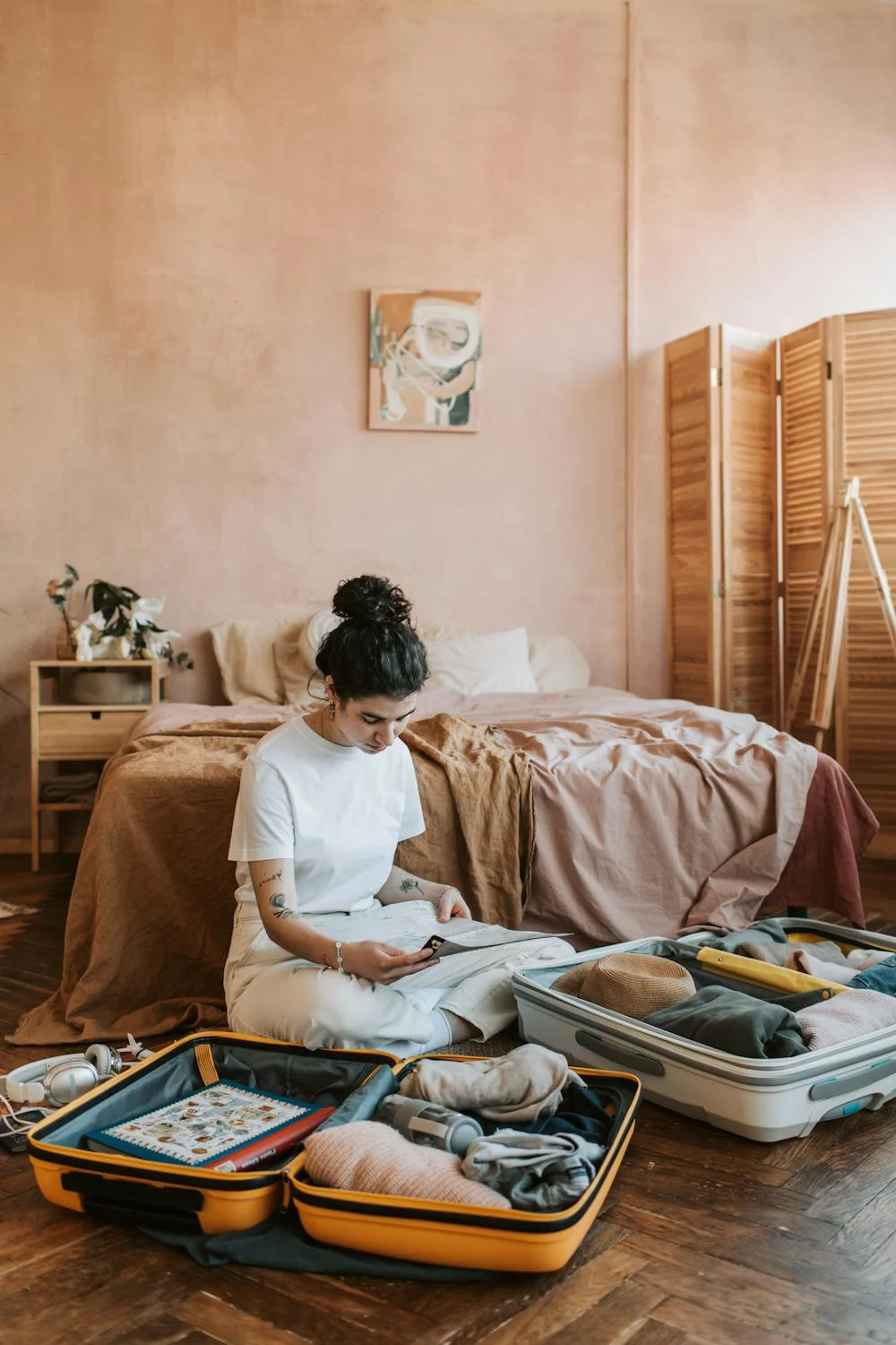 A woman packing her suitcase | Source: Pexels