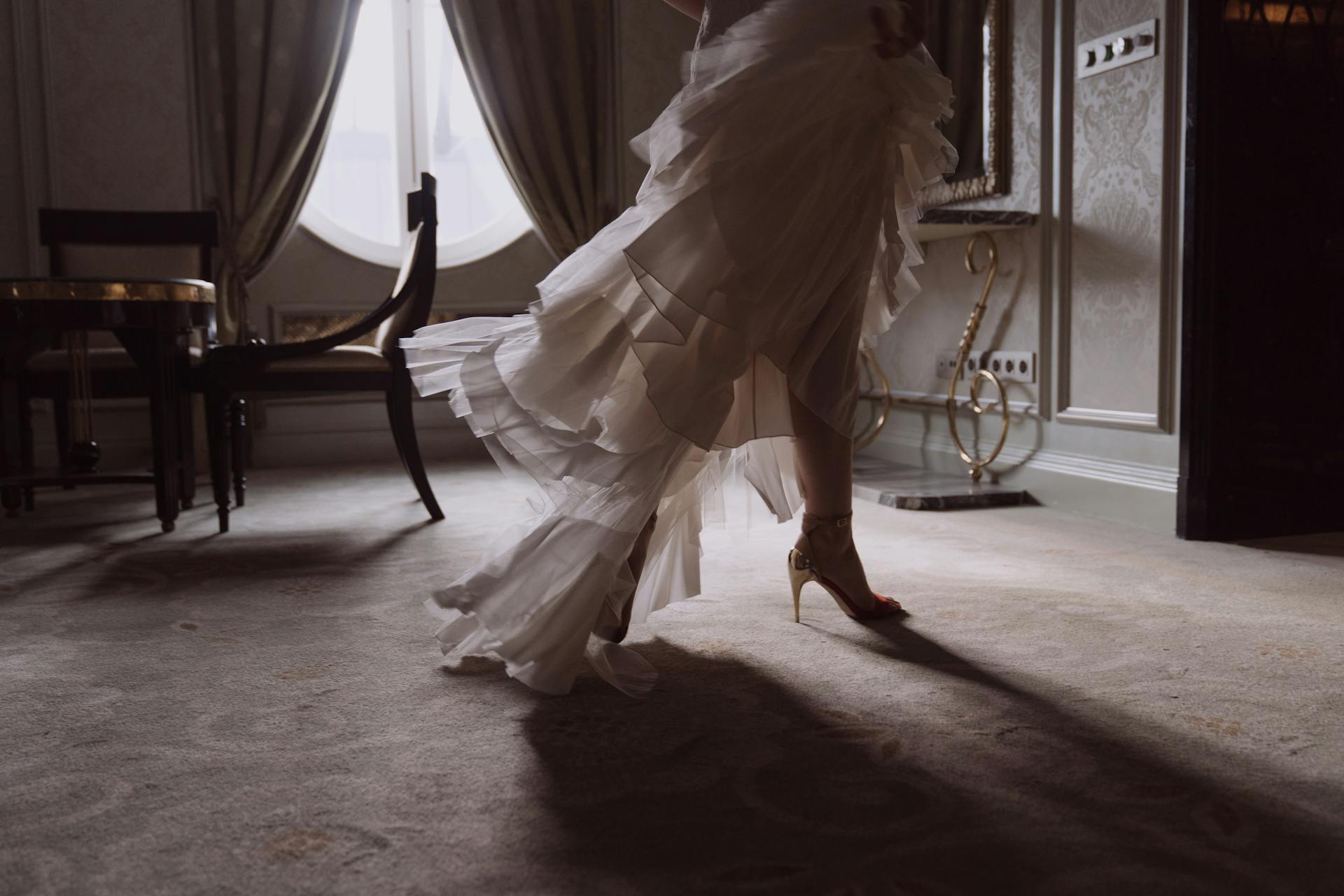 A woman walking through a house | Source: Pexels