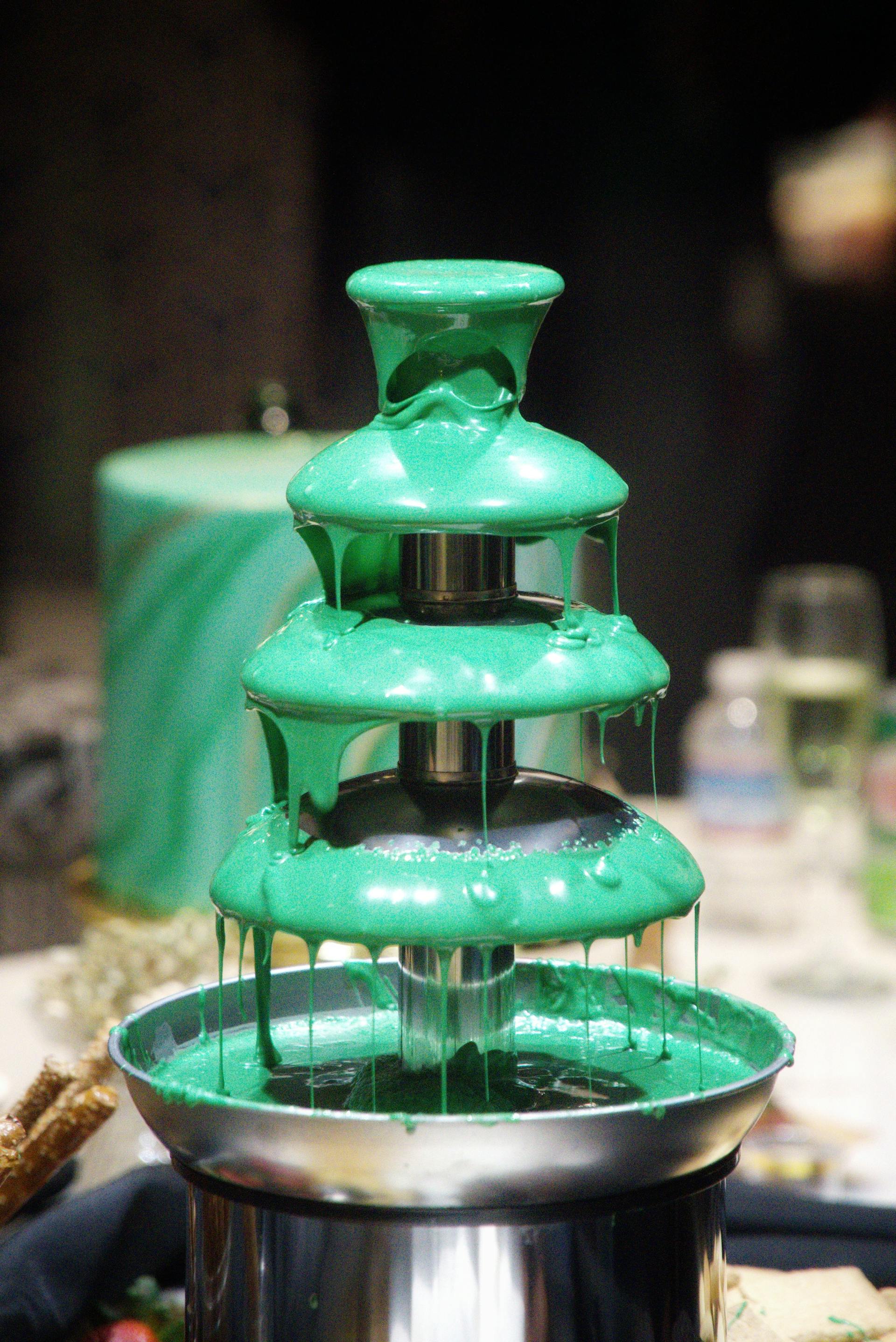 A green chocolate fountain | Source: Pexels