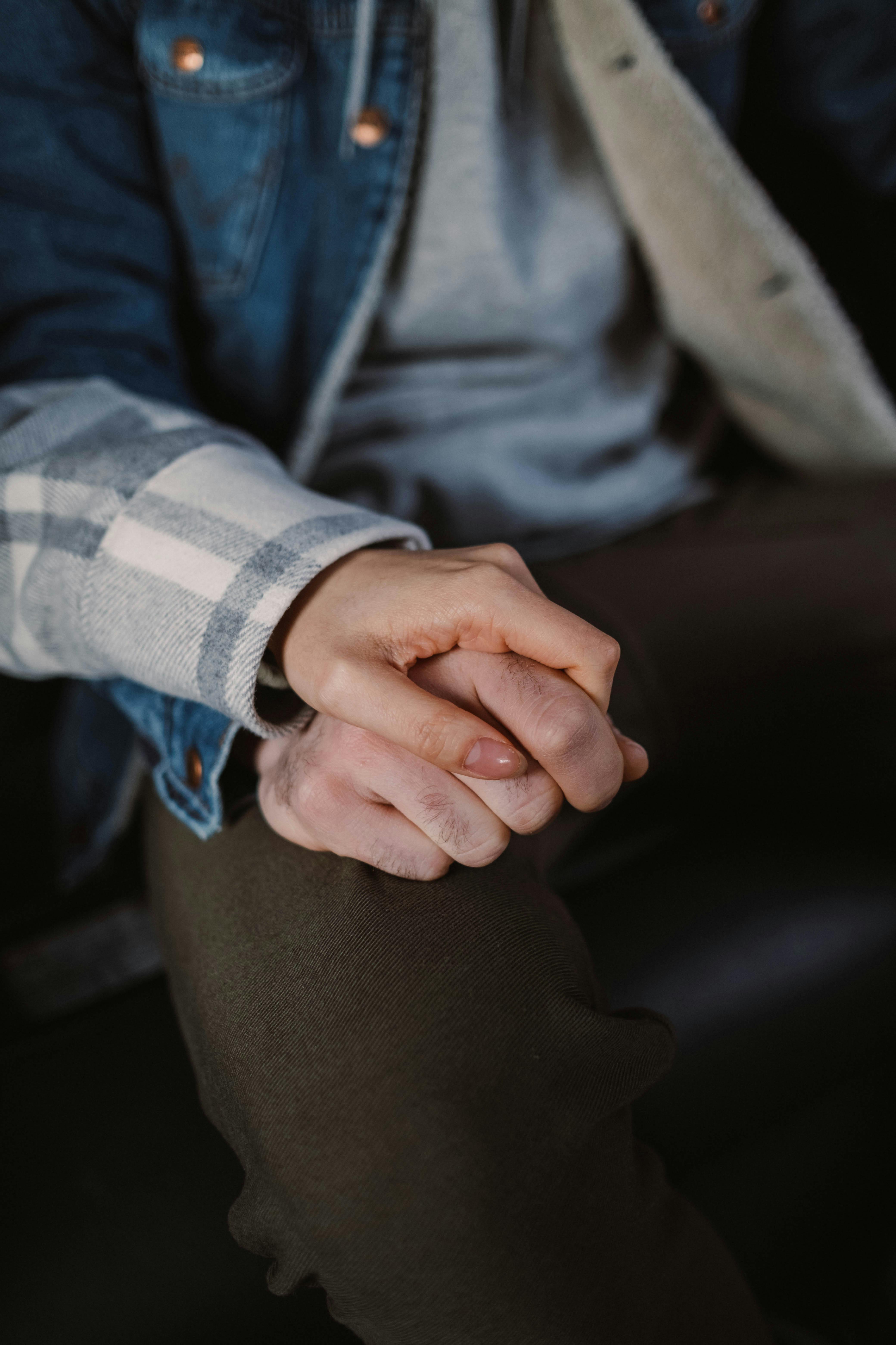 Hand squeeze | Source: Pexels