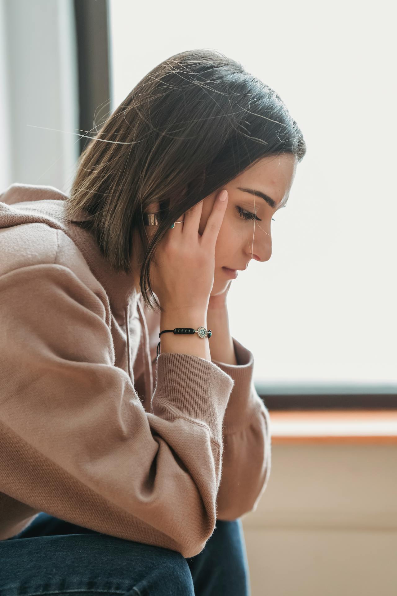 An anxious woman | Source: Pexels