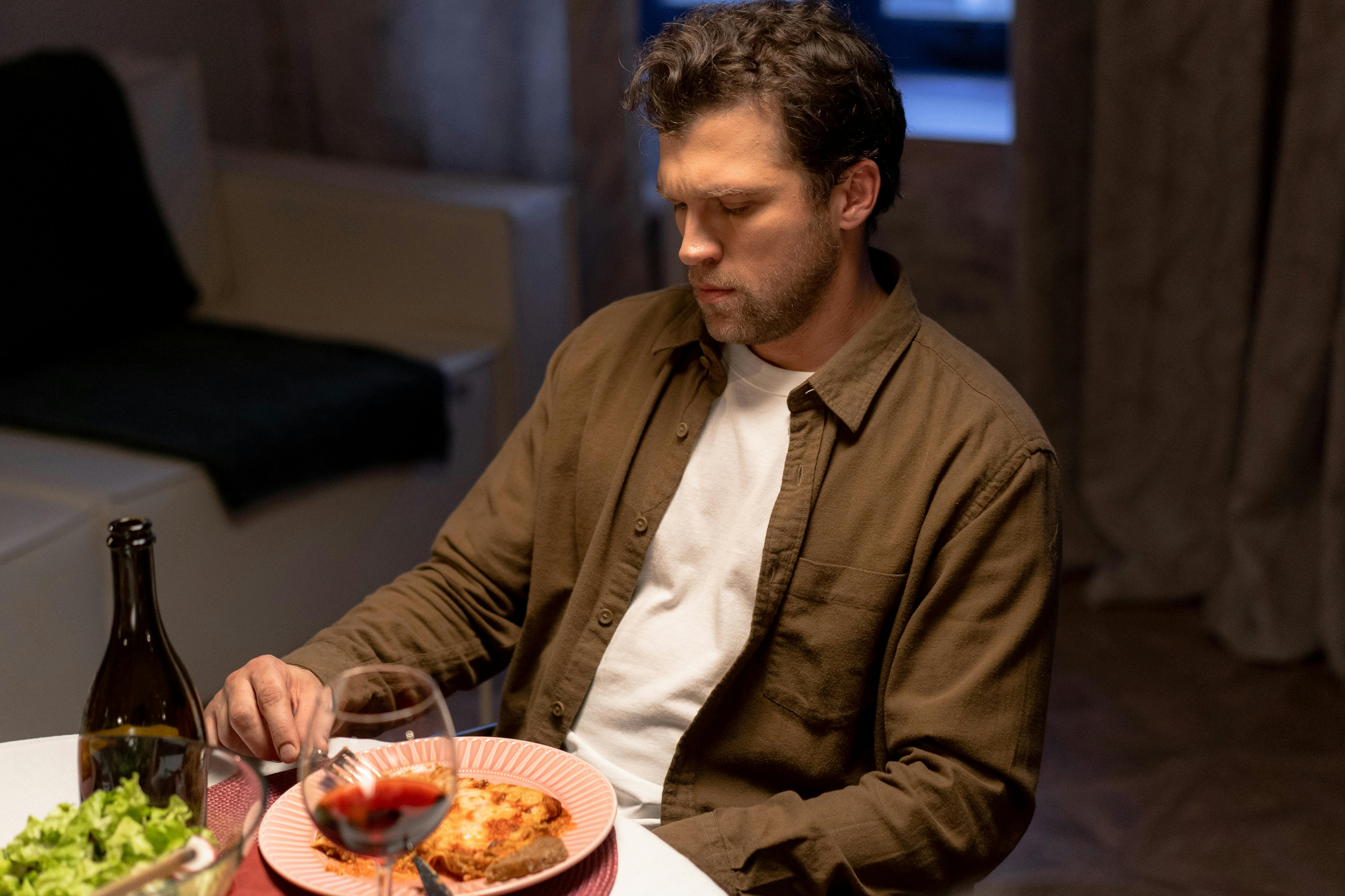 Man seated at a dinner table | Source: Pexels