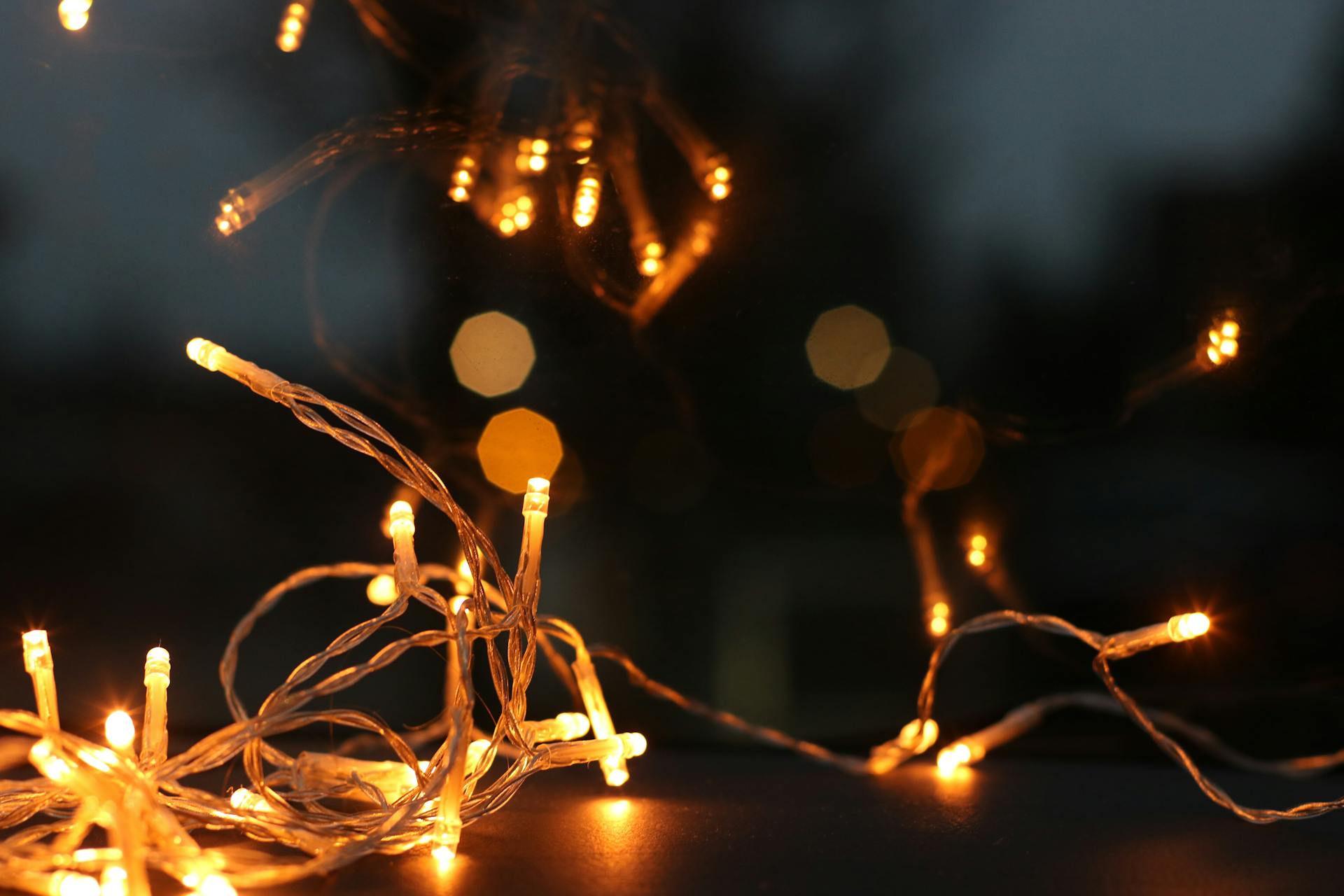 A close-up shot of Christmas lights | Source: Pexels