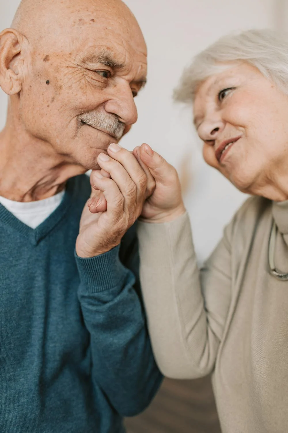 A happy elderly couple | Source: Pexels