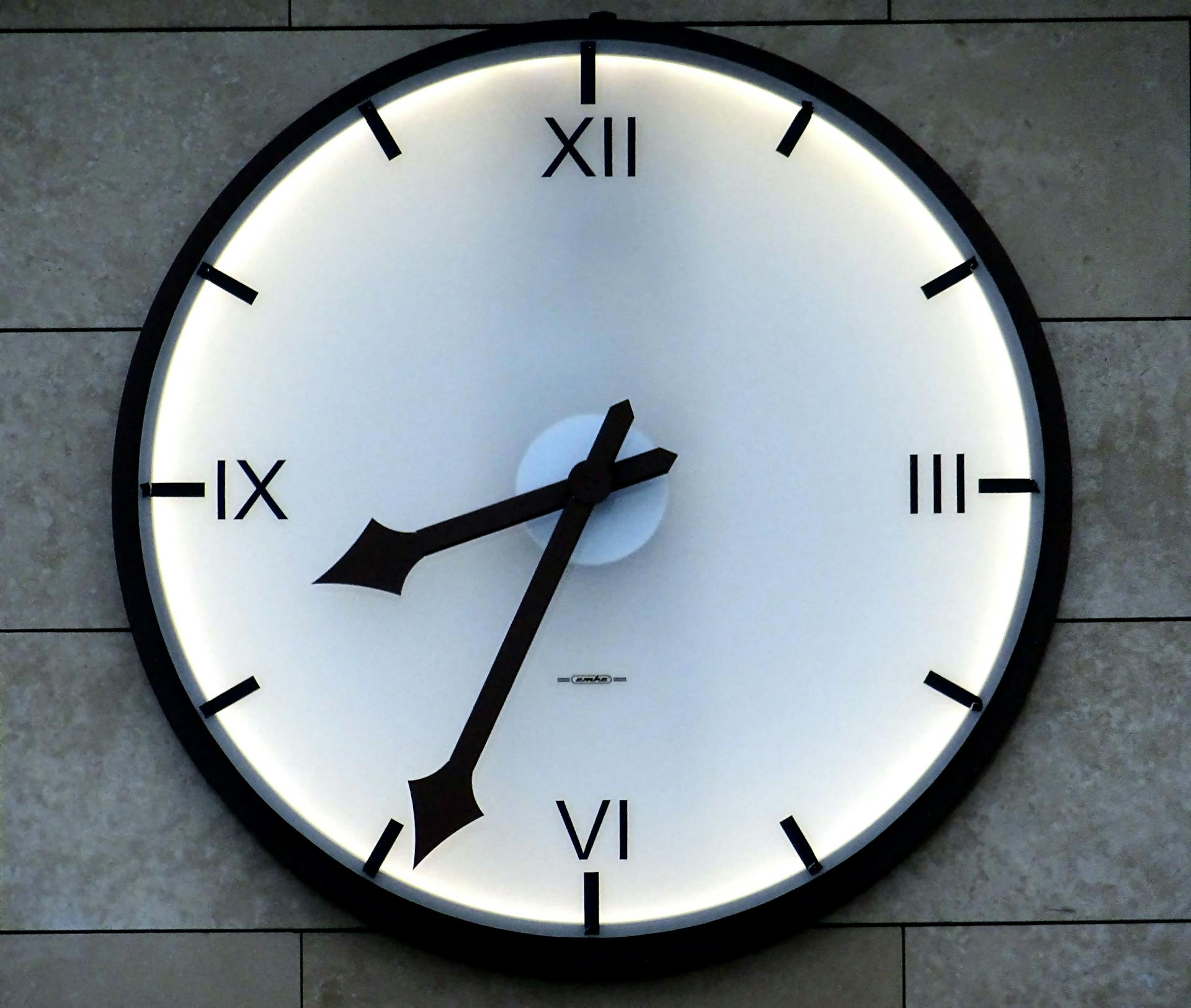 A clock | Source: Pexels