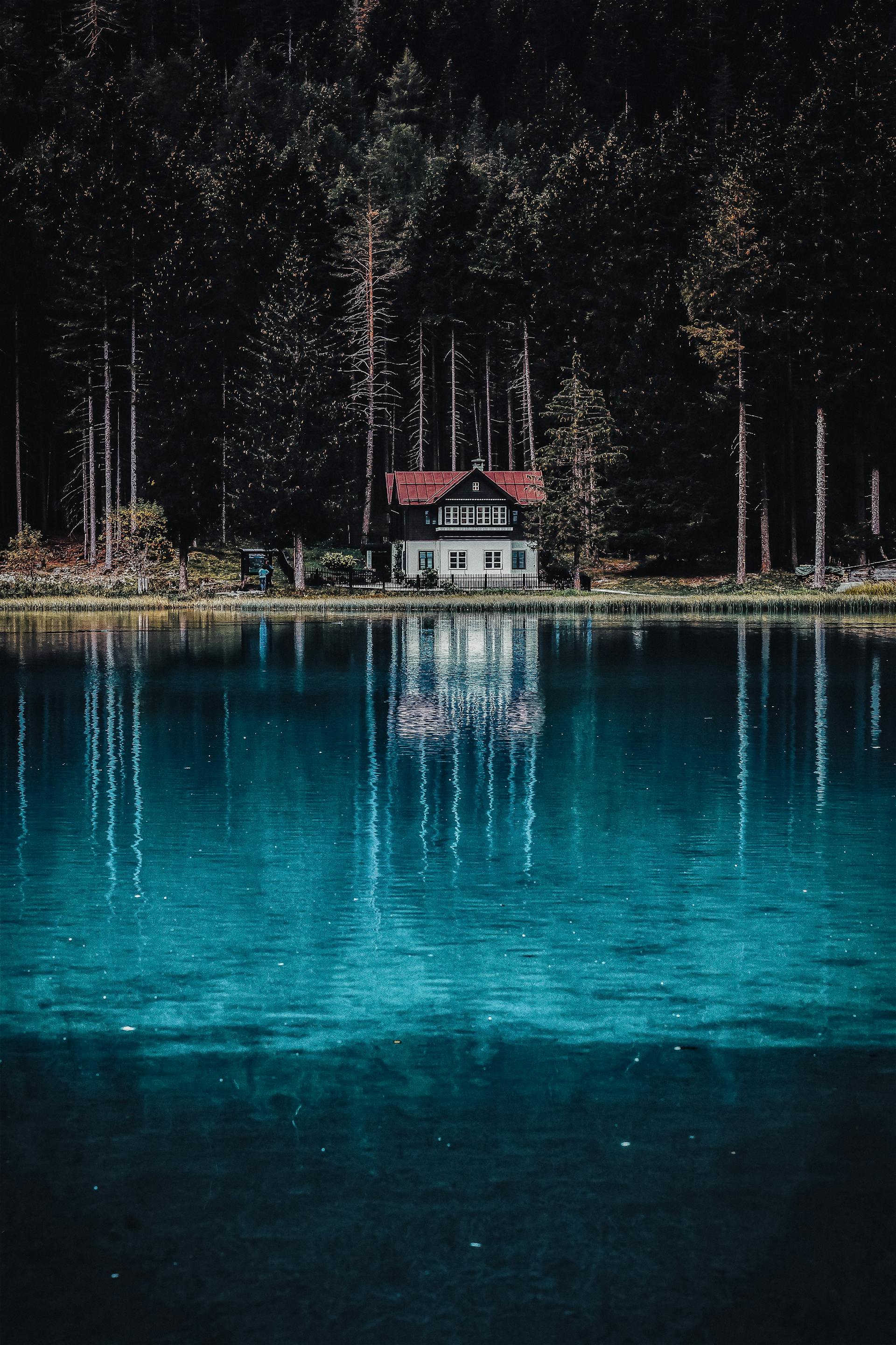 A quaint cottage nestled beside a serene lake | Source: Pexels