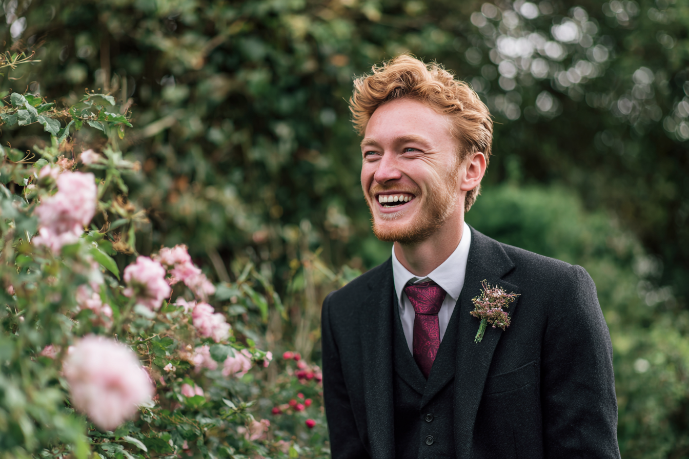 A laughing groomsman | Source: Midjourney