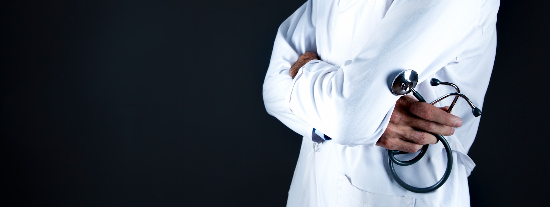 A doctor standing with his arms crossed | Source: Unsplash