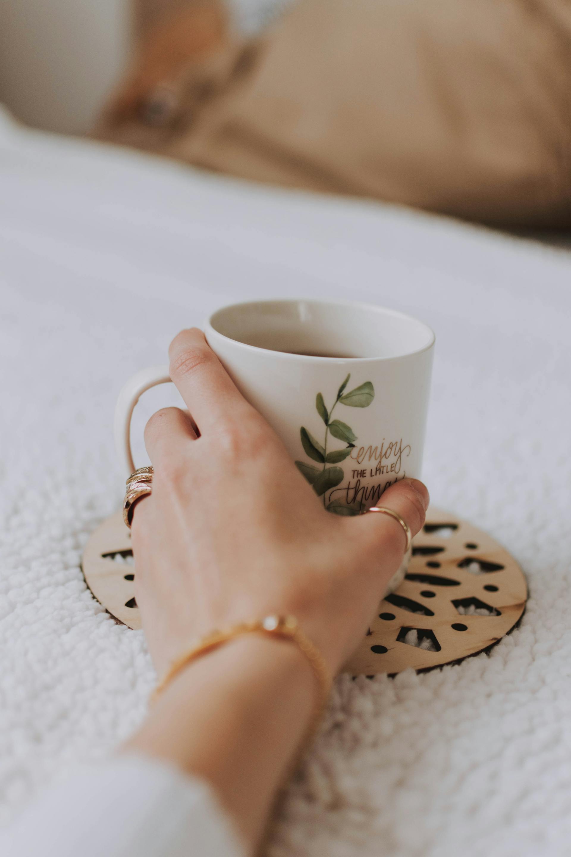 A woman holding a coffee mug | Source: Pexels