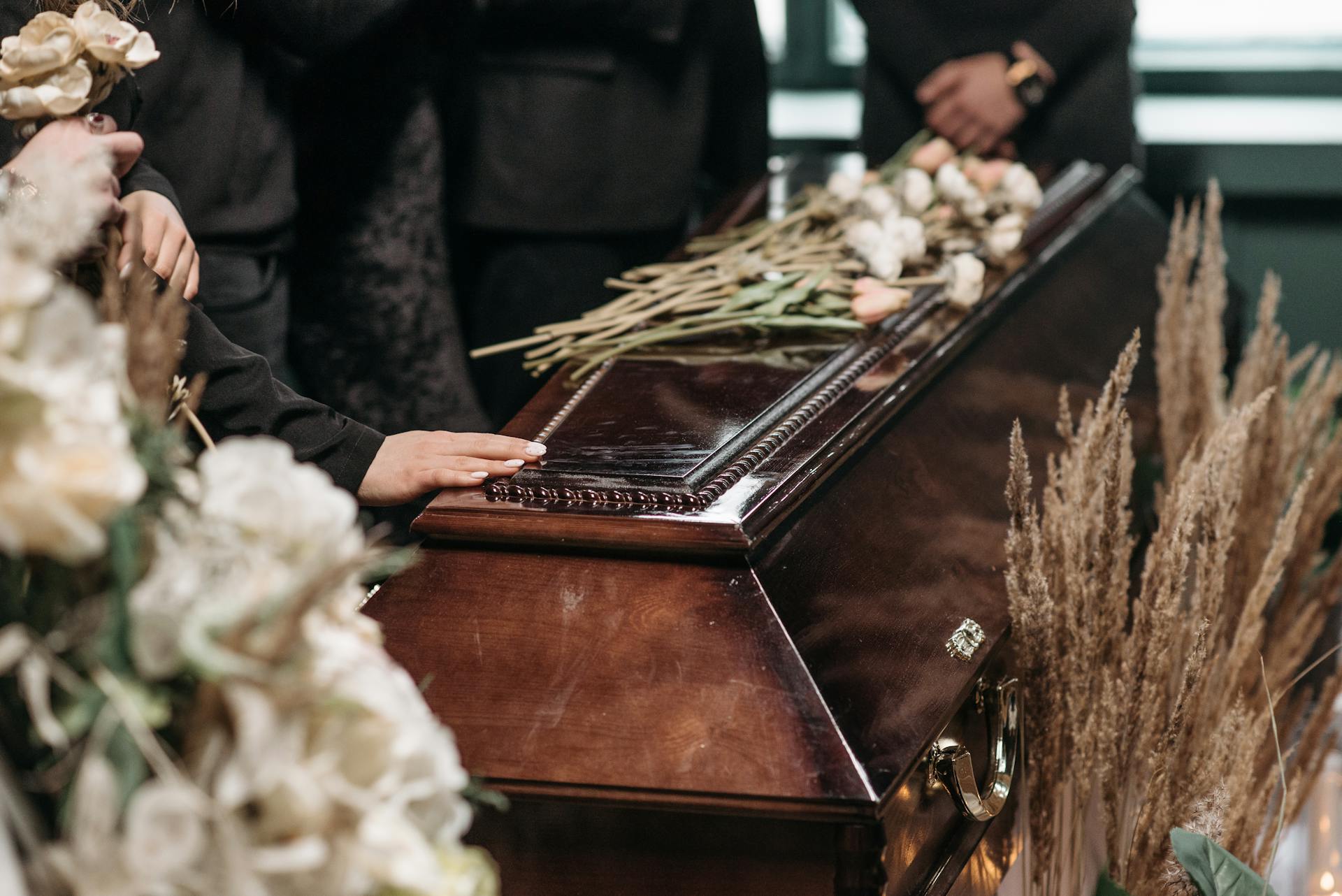 People standing near a coffin | Source: Pexels