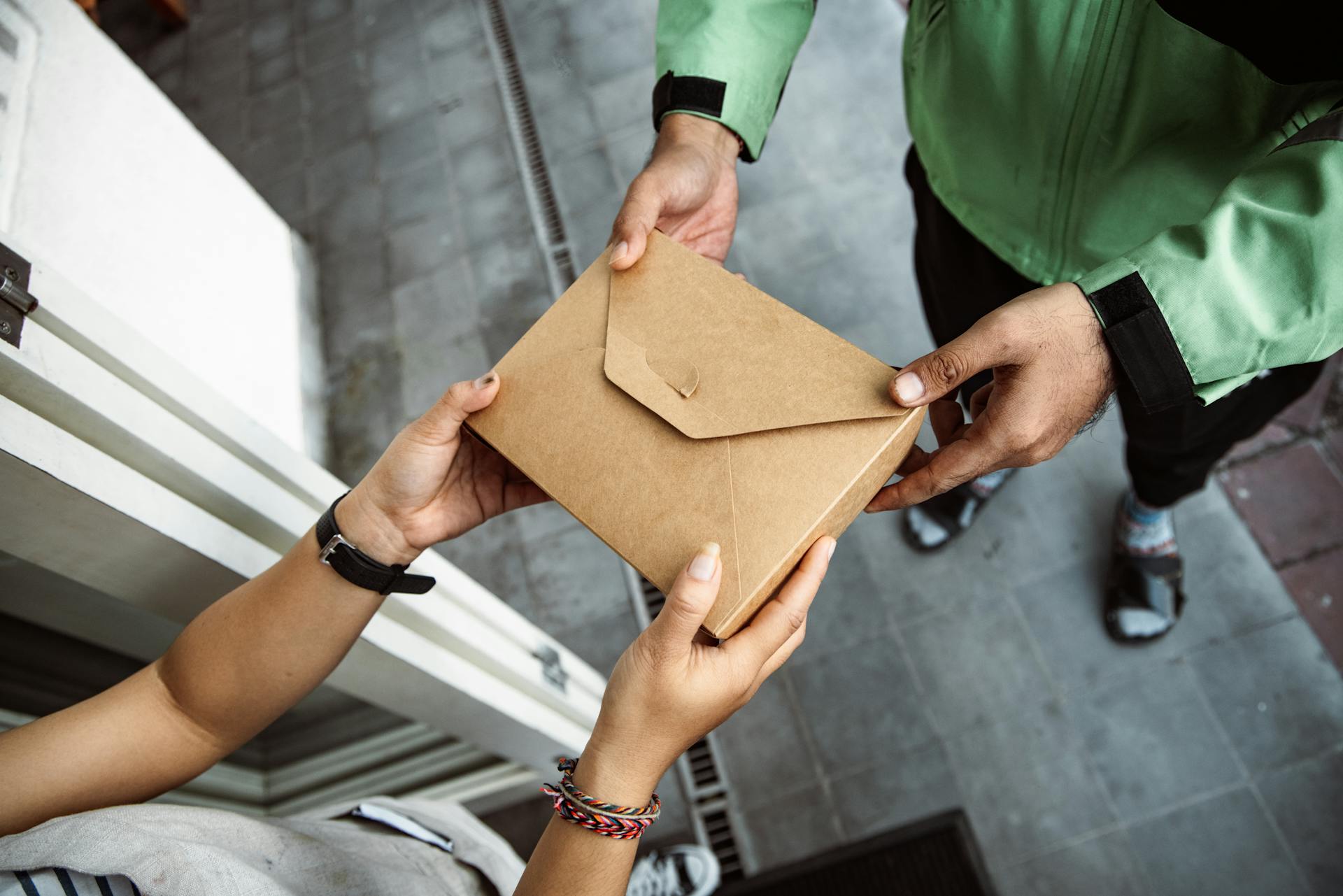 A person receiving a parcel | Source: Pexels