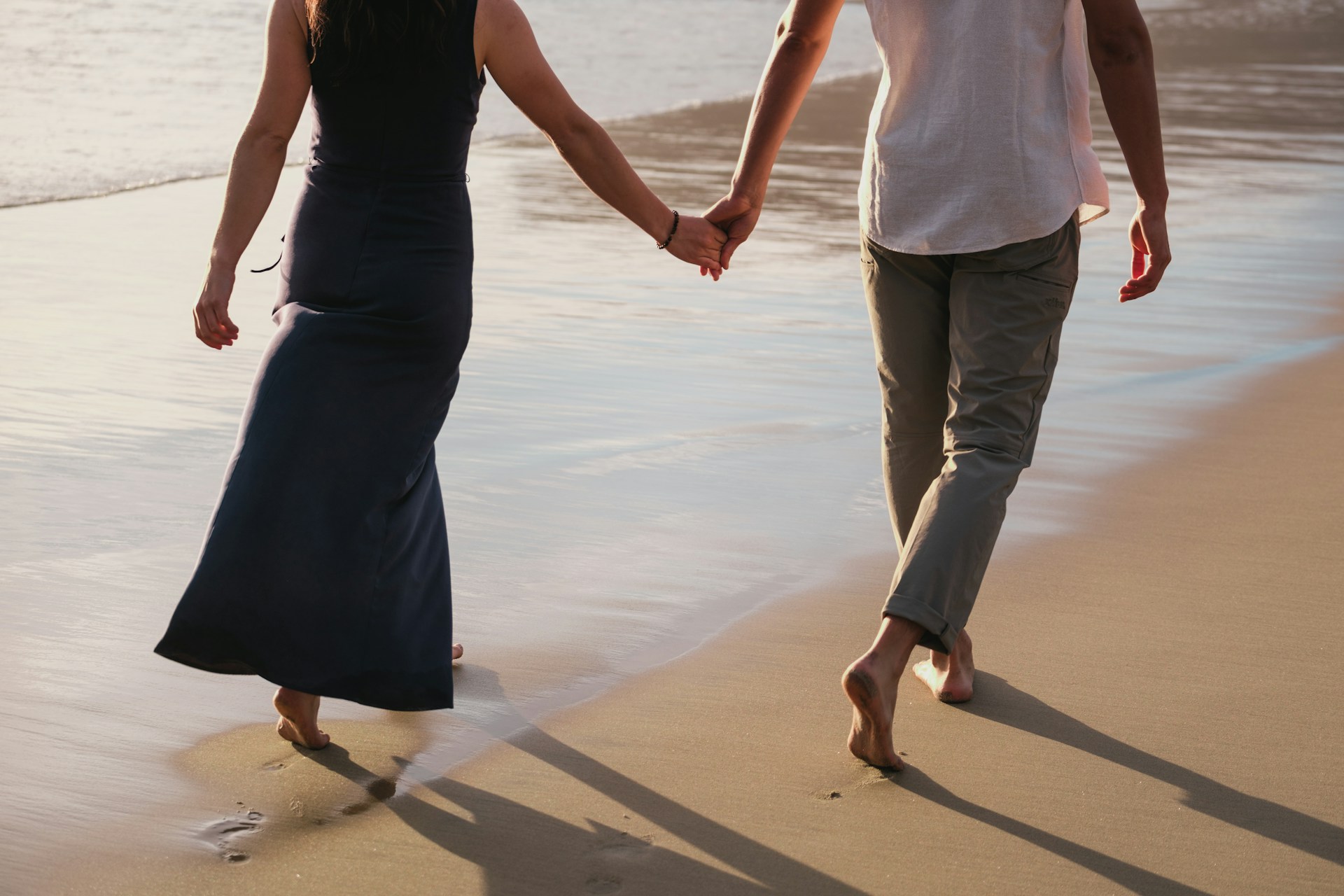 A couple walking on the beach | Source: Unsplash