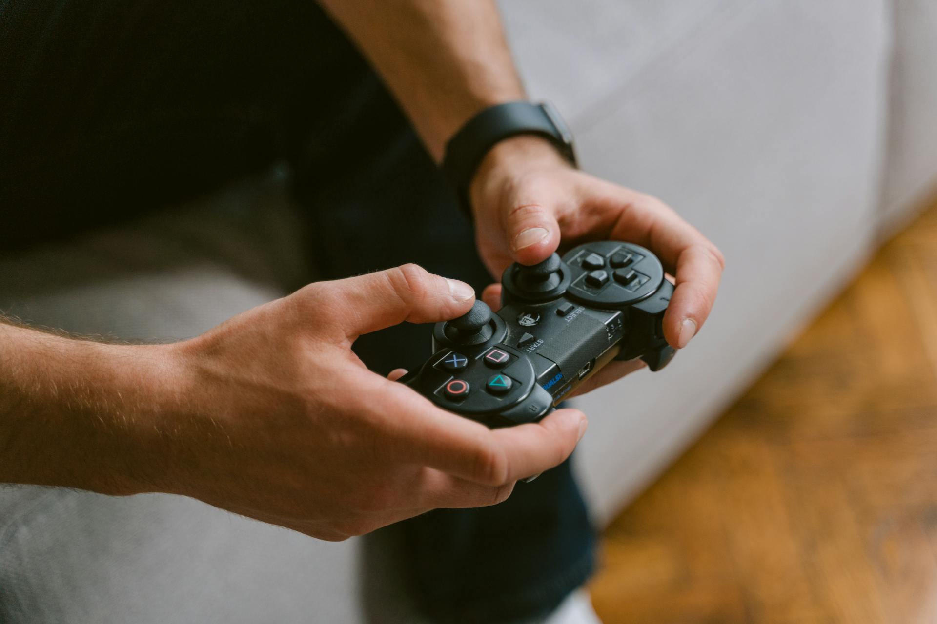 A man holding a gaming console | Source: Pexels