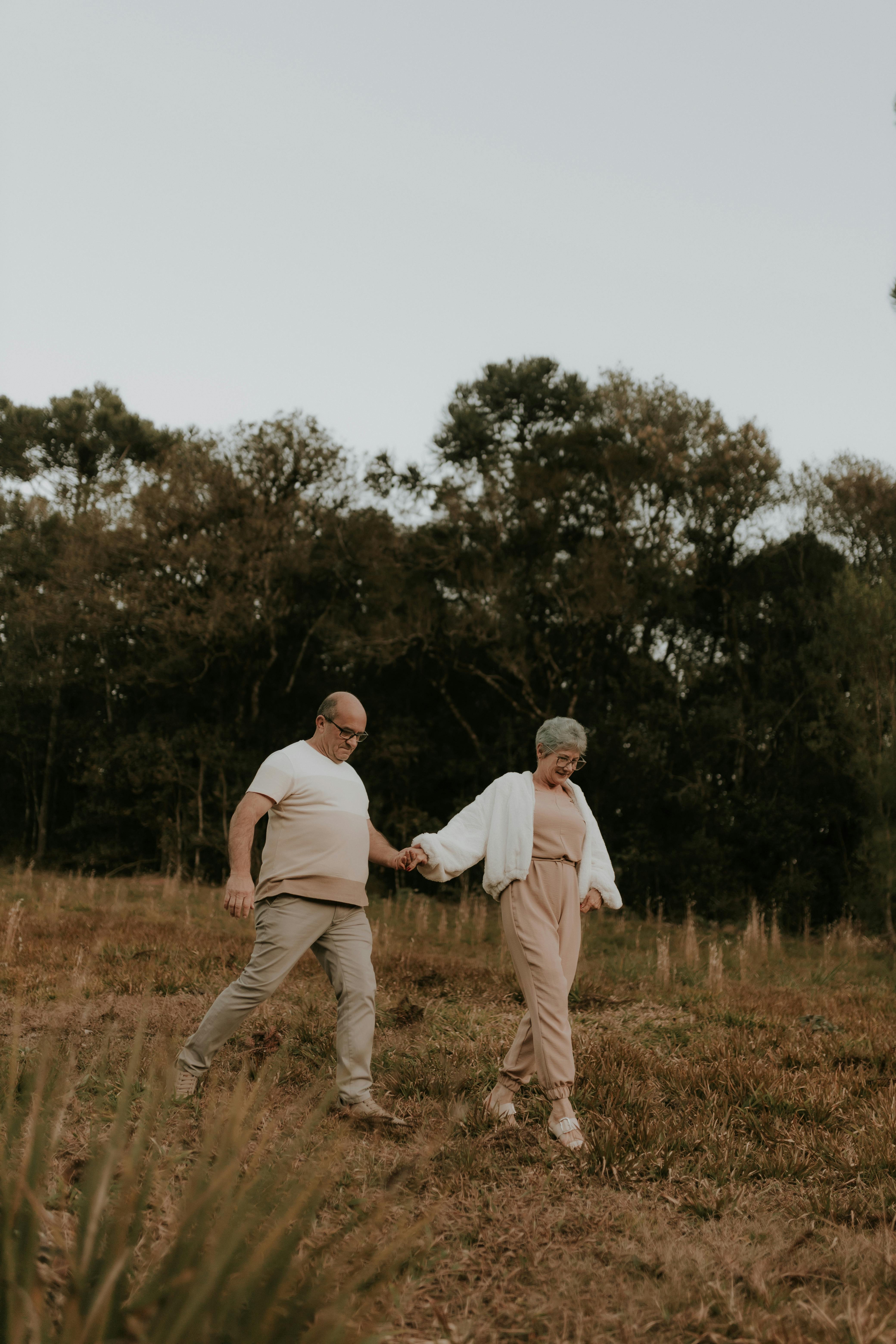 A couple holding hands | Source: Pexels