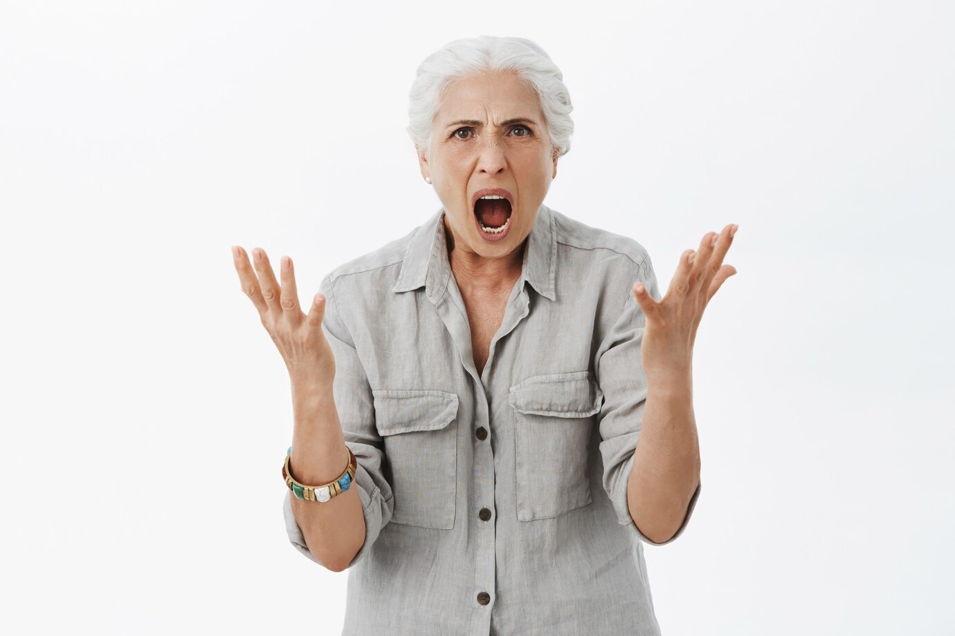 A shouting elderly woman ⏐ Source: Freepik