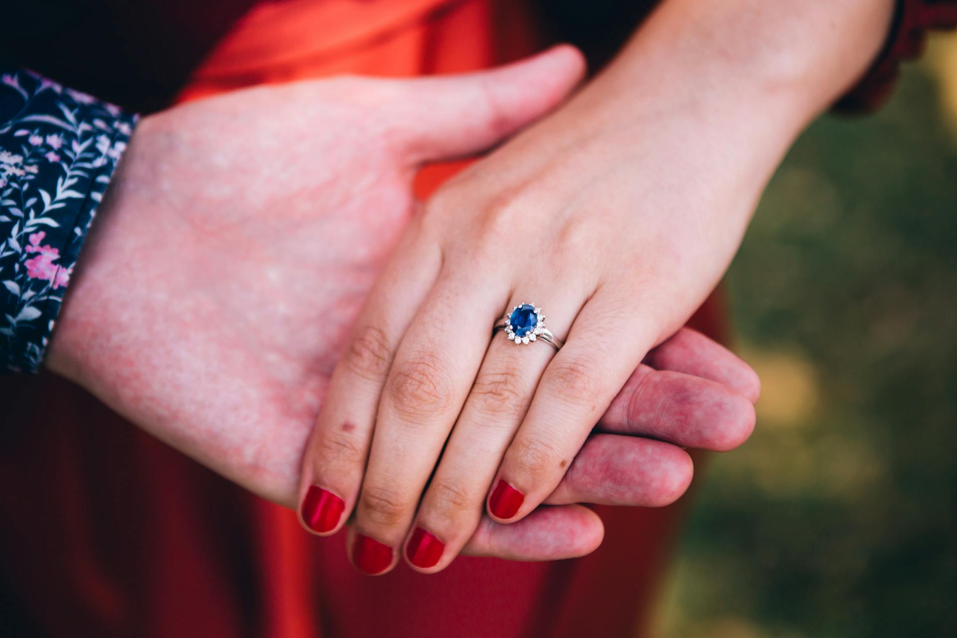 Close-up shot de um homem segurando a mão de uma mulher | Fonte: Pexels