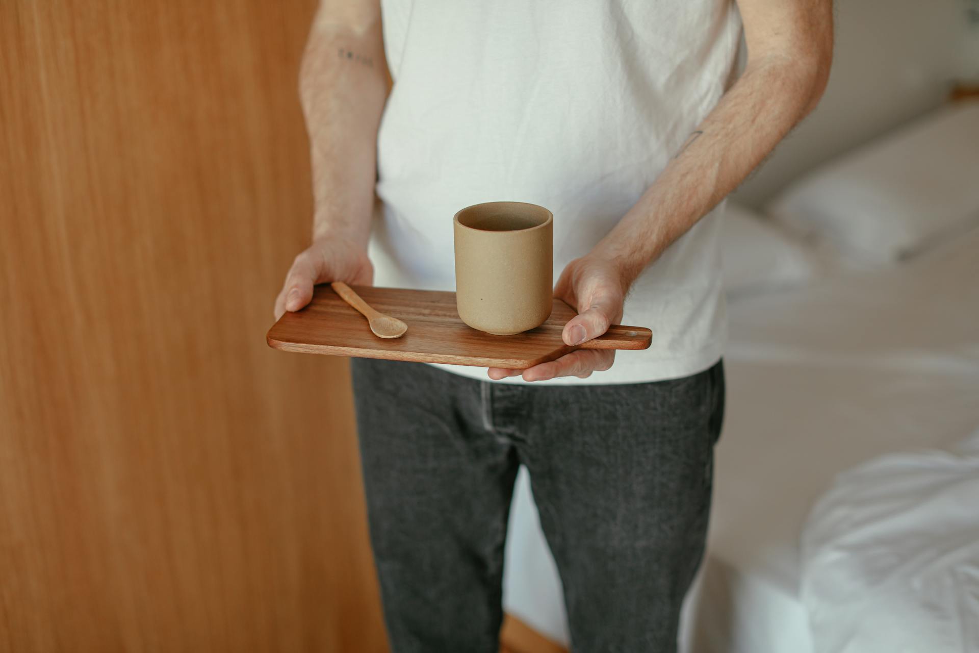 A man holding a cup of tea | Source: Pexels
