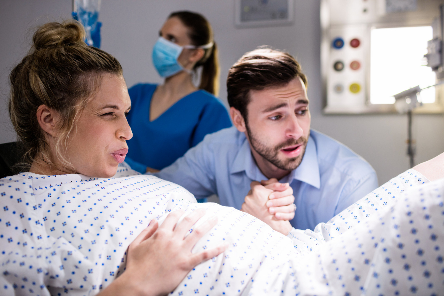 A man comforting his pregnant wife in labor | Source: Freepik