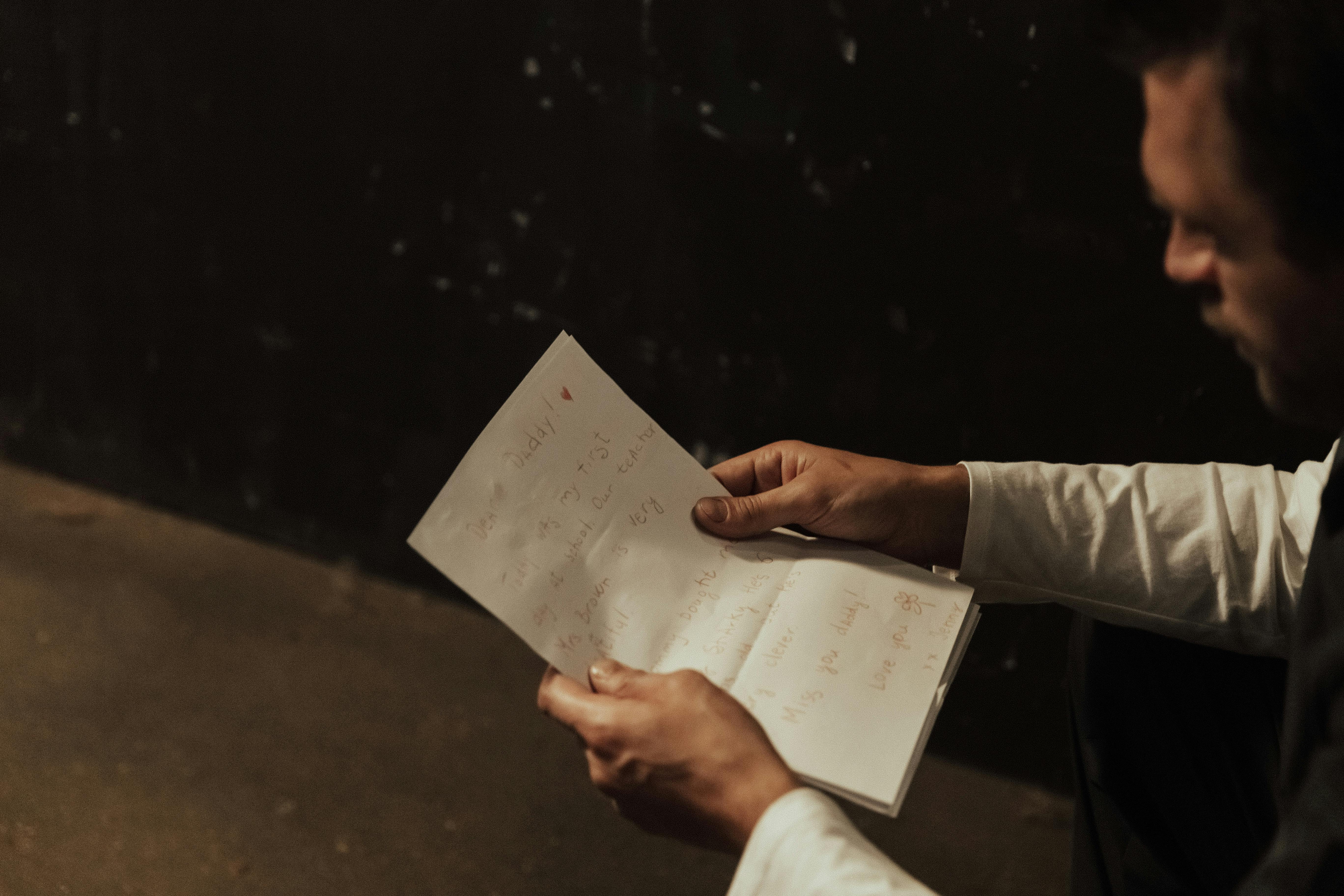 A man reading a handwritten note | Source: Pexels