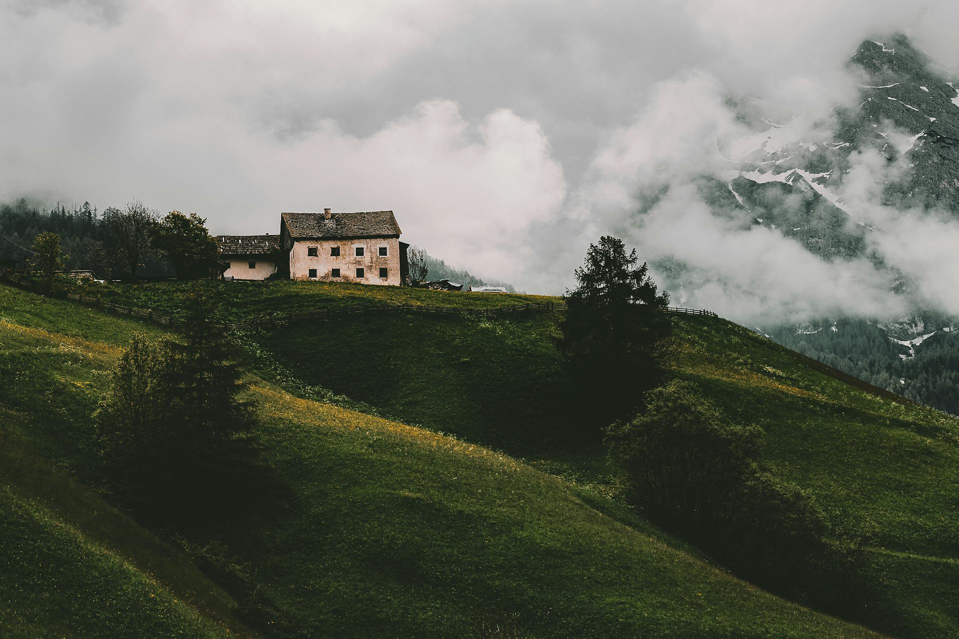 A house on a mountain | Source: Pexels