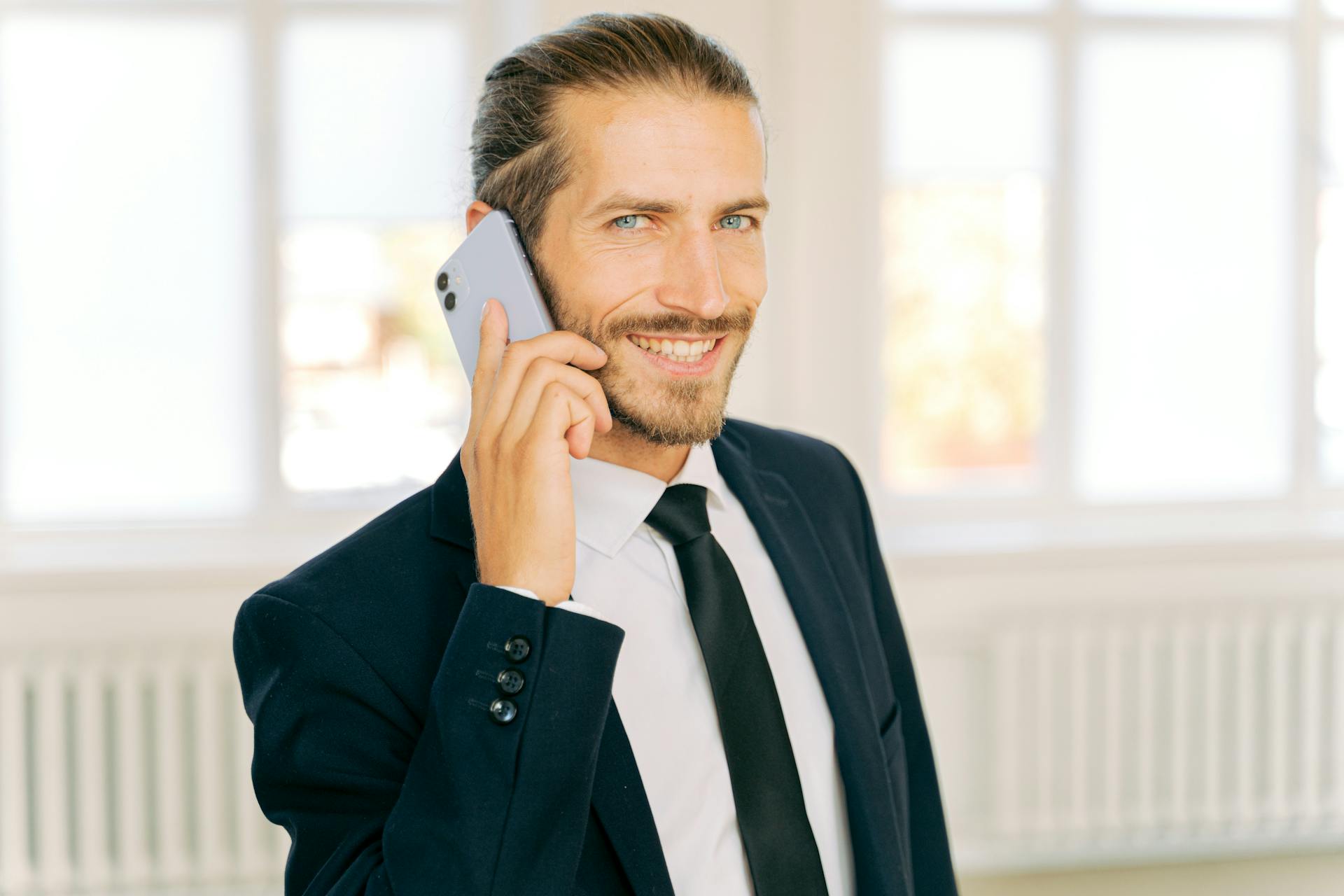 An elegant young man talking on the phone | Source: Pexels