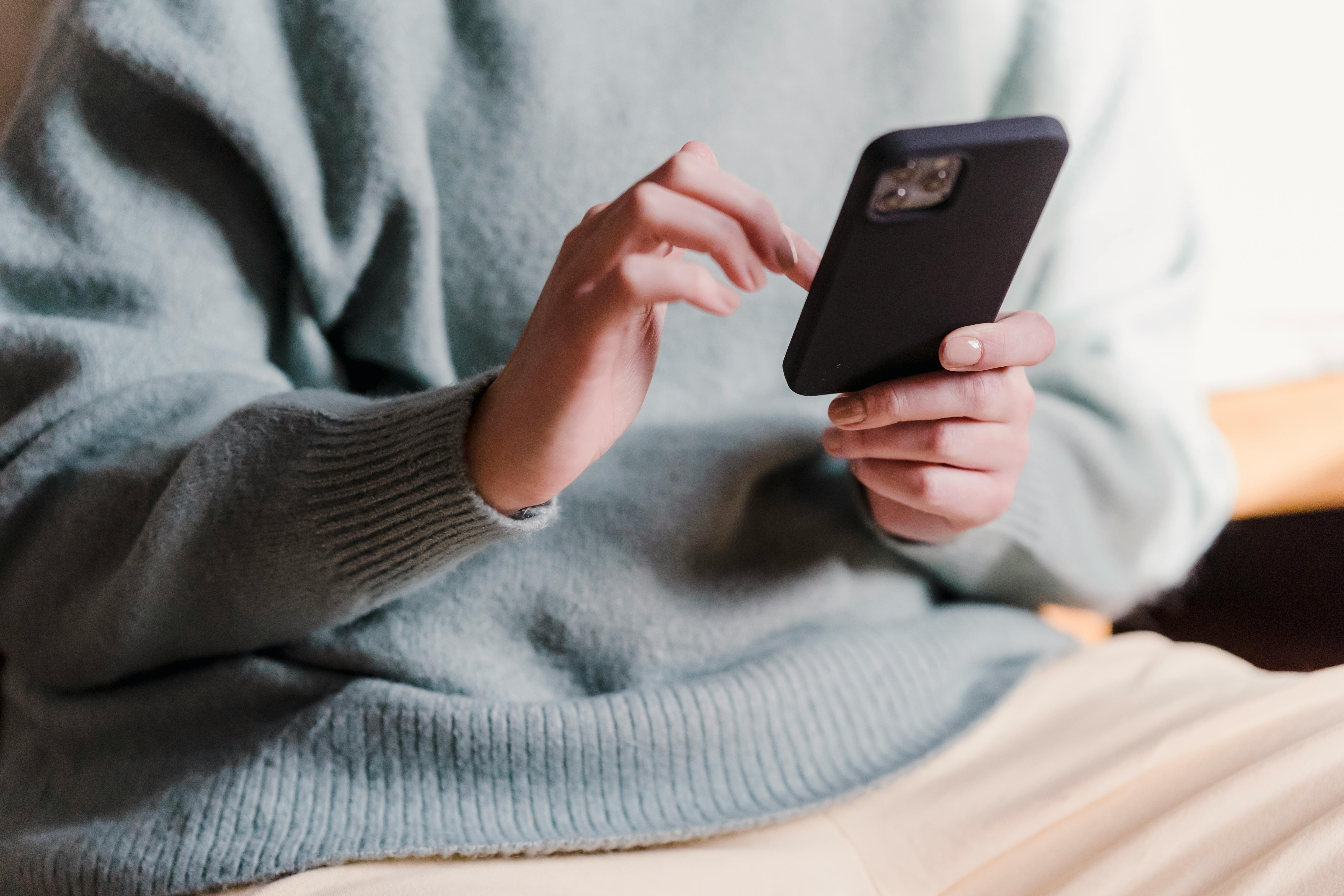 A person scrolling through their phone | Source: Pexels