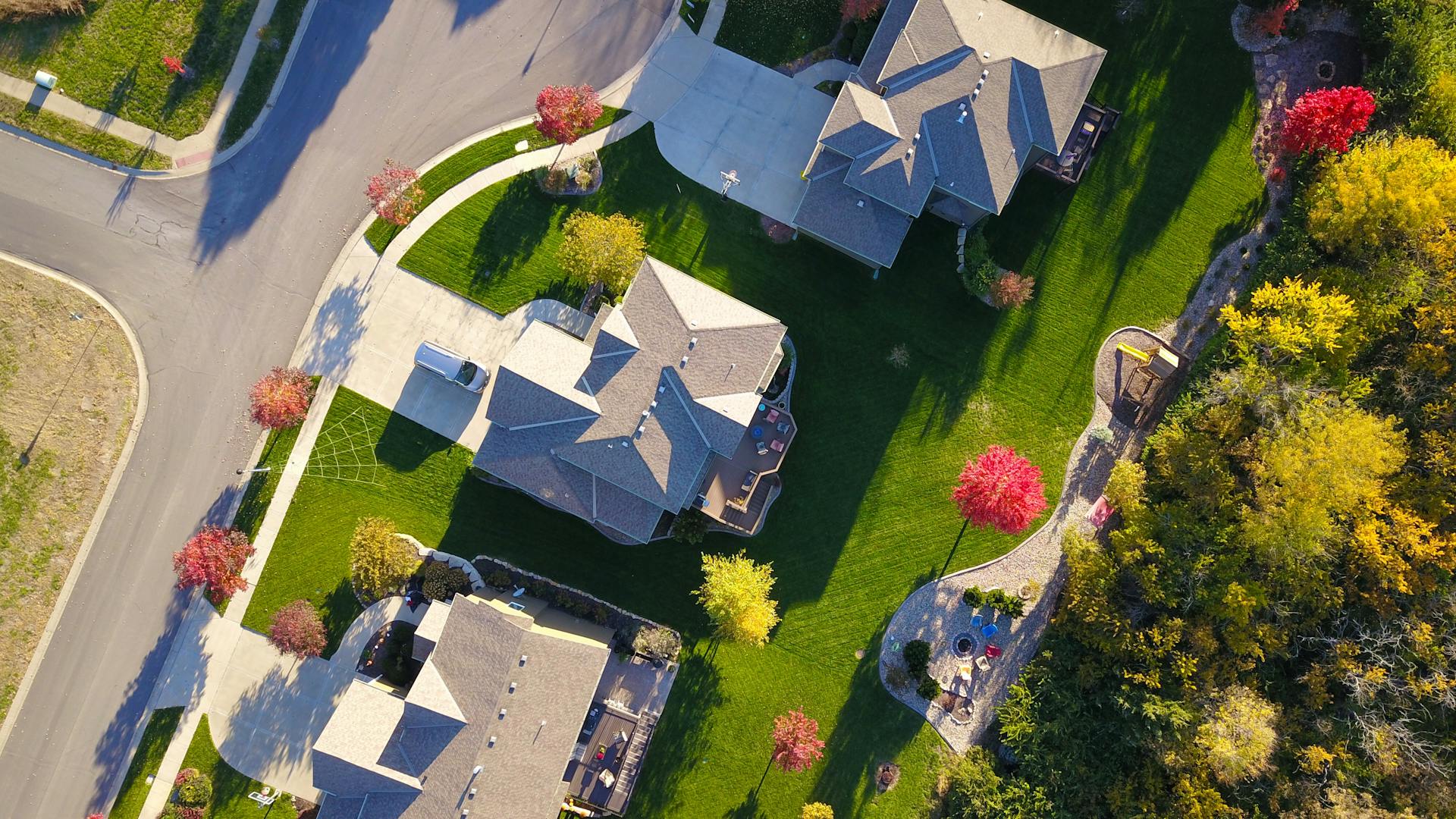 An aerial view of houses | Source: Pexels