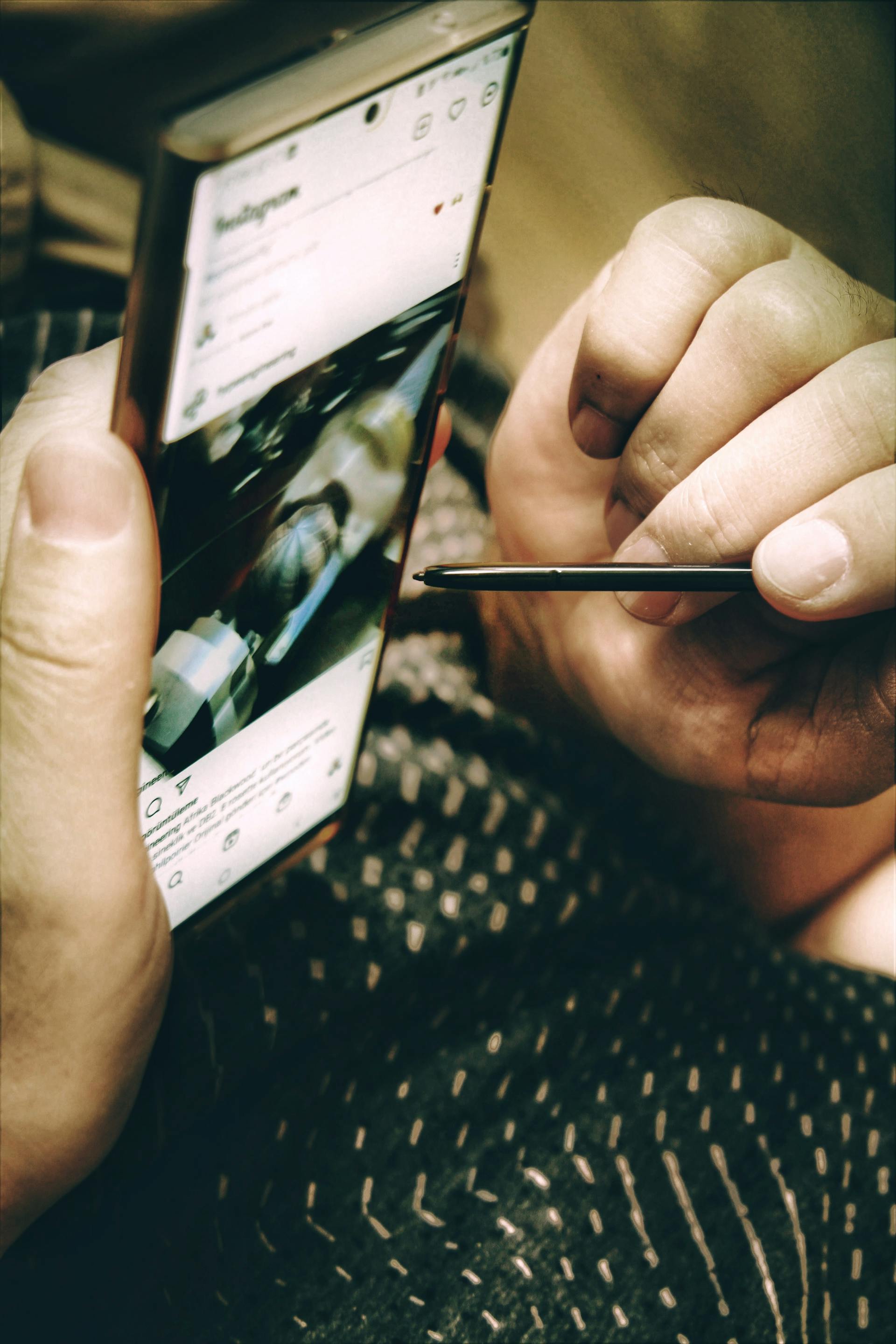 A man scrolling on Instagram | Source: Pexels