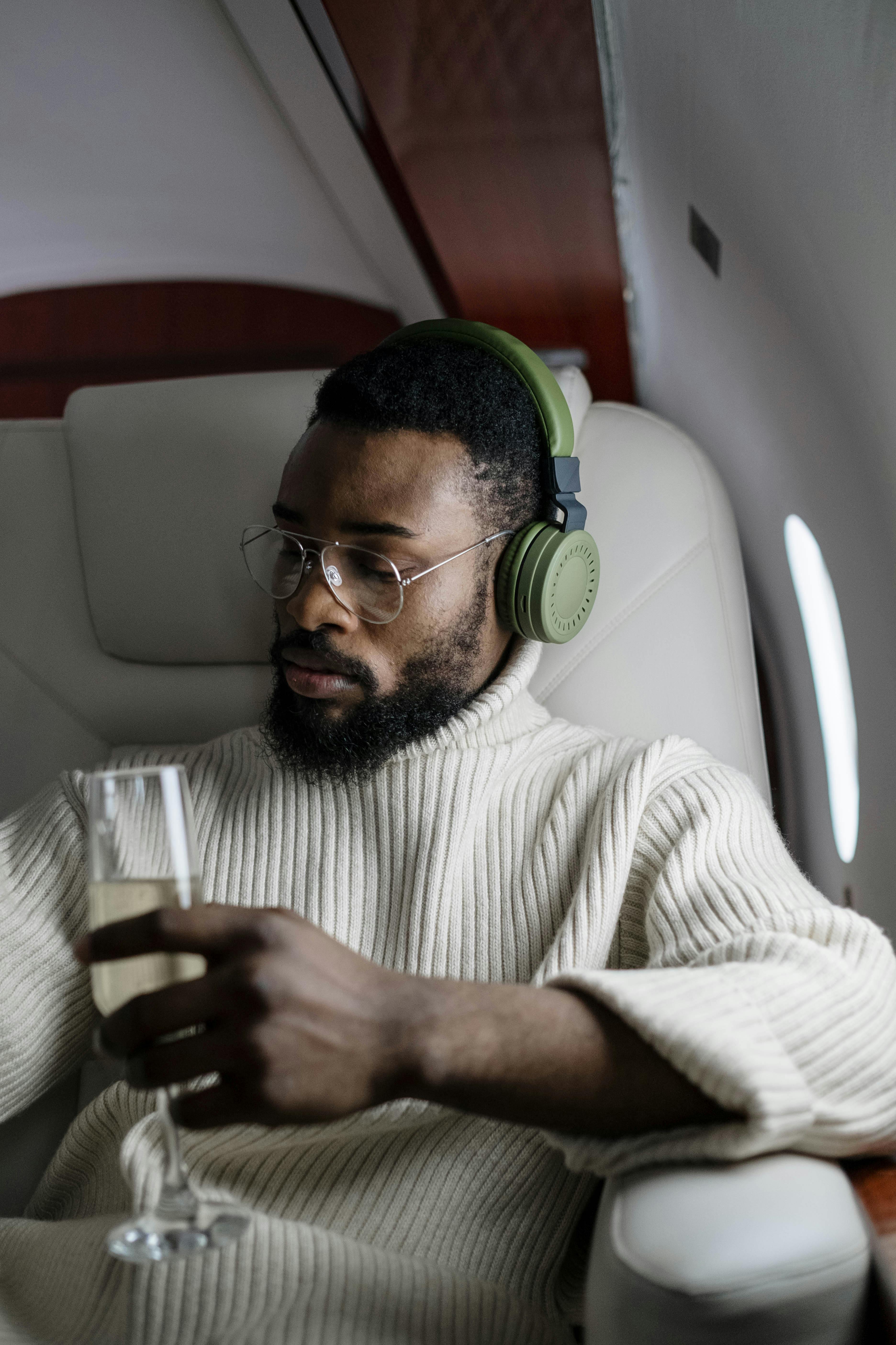 Man holding a glass of champagne | Source: Pexels