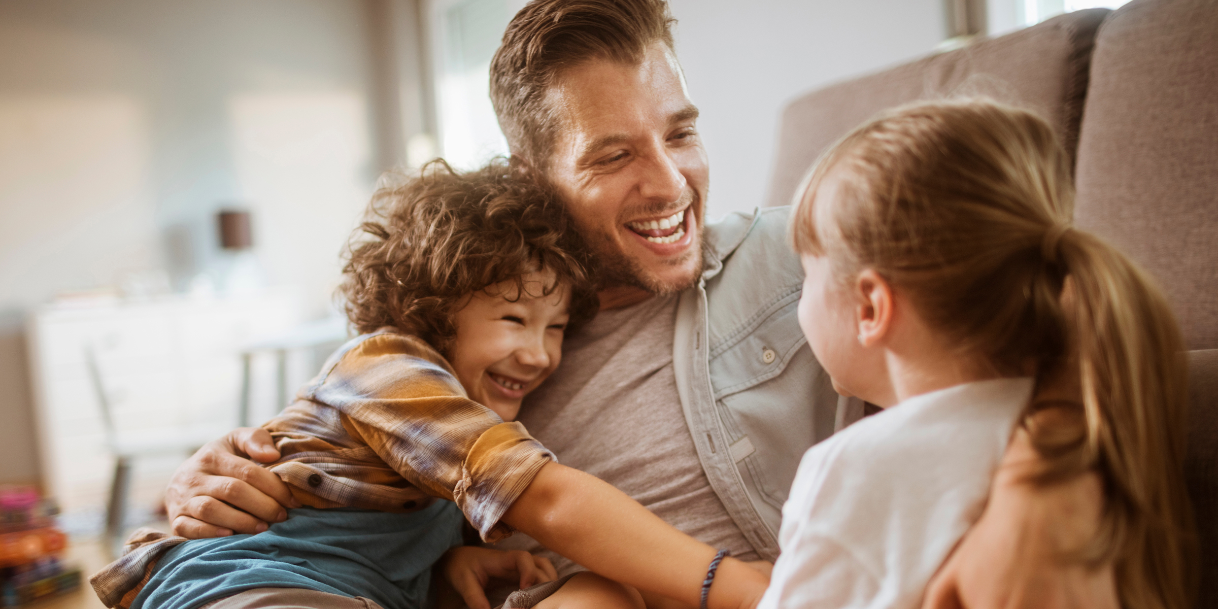 A man with two kids | Source: Shutterstock