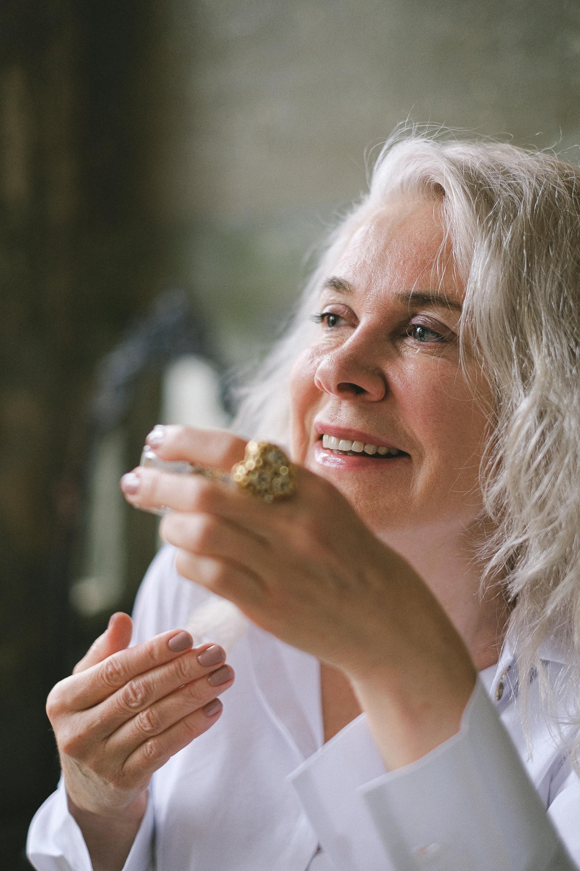 A happy woman speaking to someone | Source: Pexels