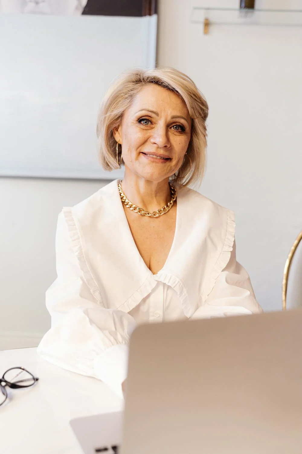 A smiling woman working on her laptop | Source: Pexels