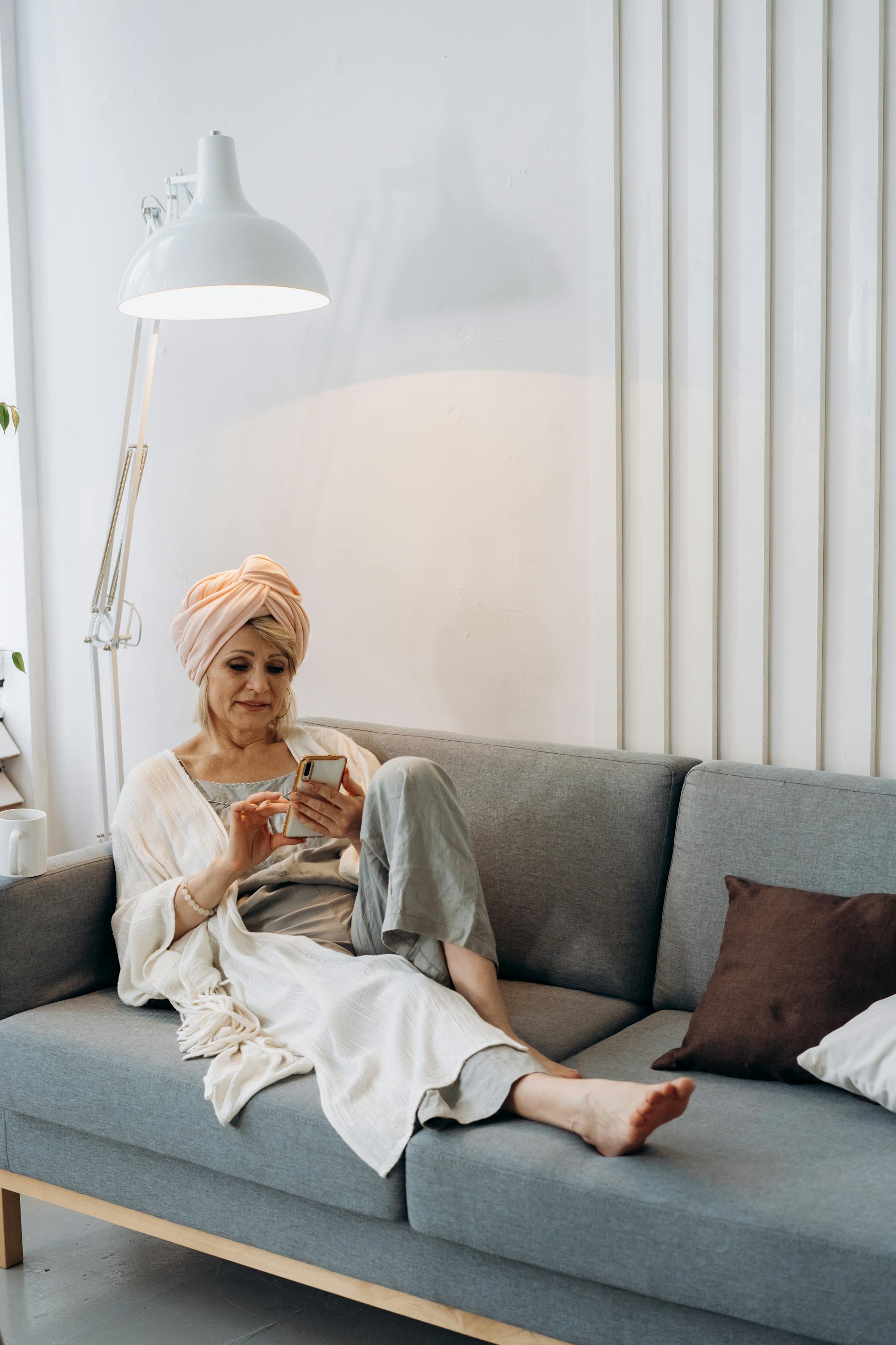 A woman using her phone | Source: Pexels