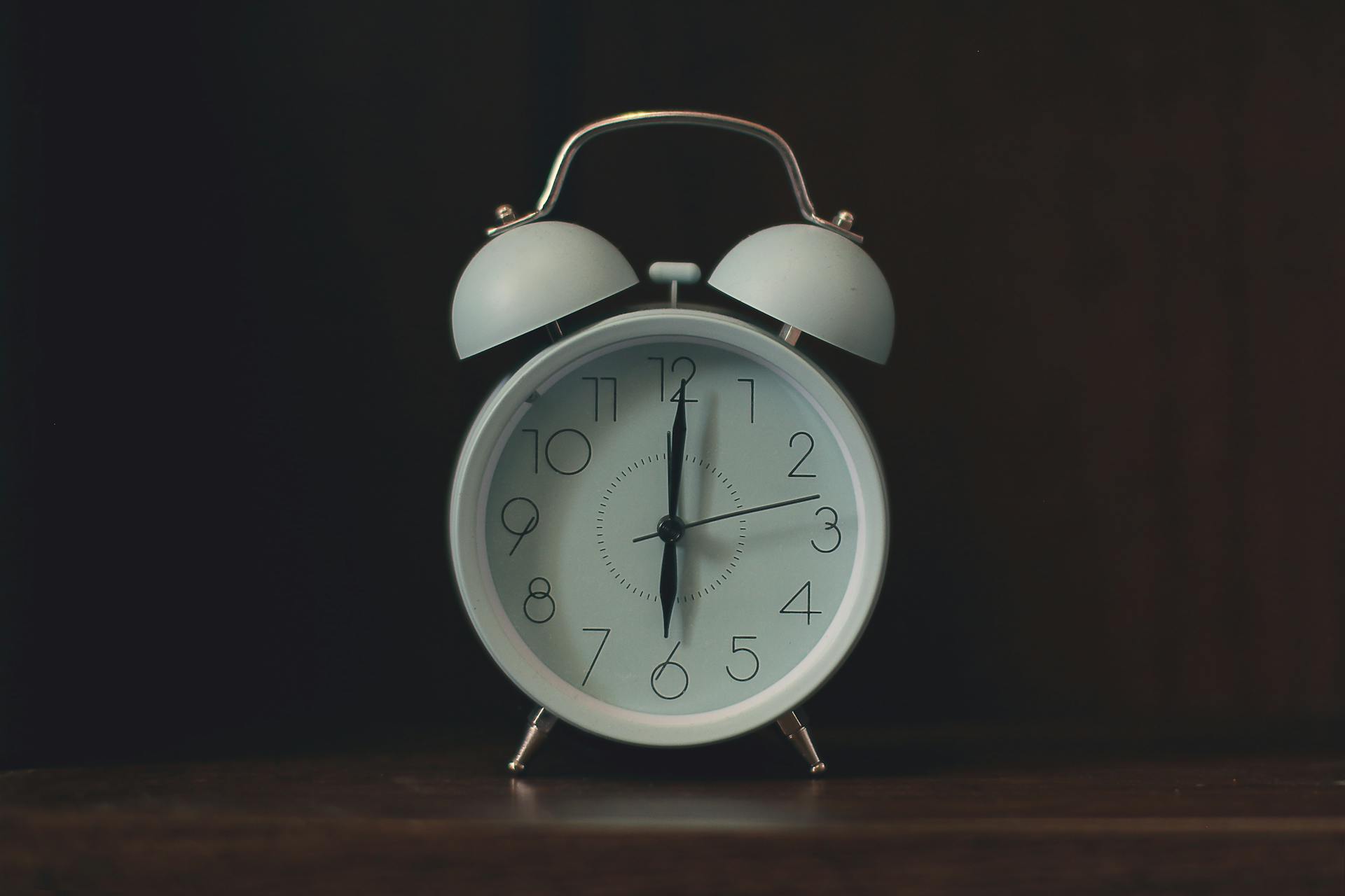 An alarm clock | Source: Pexels
